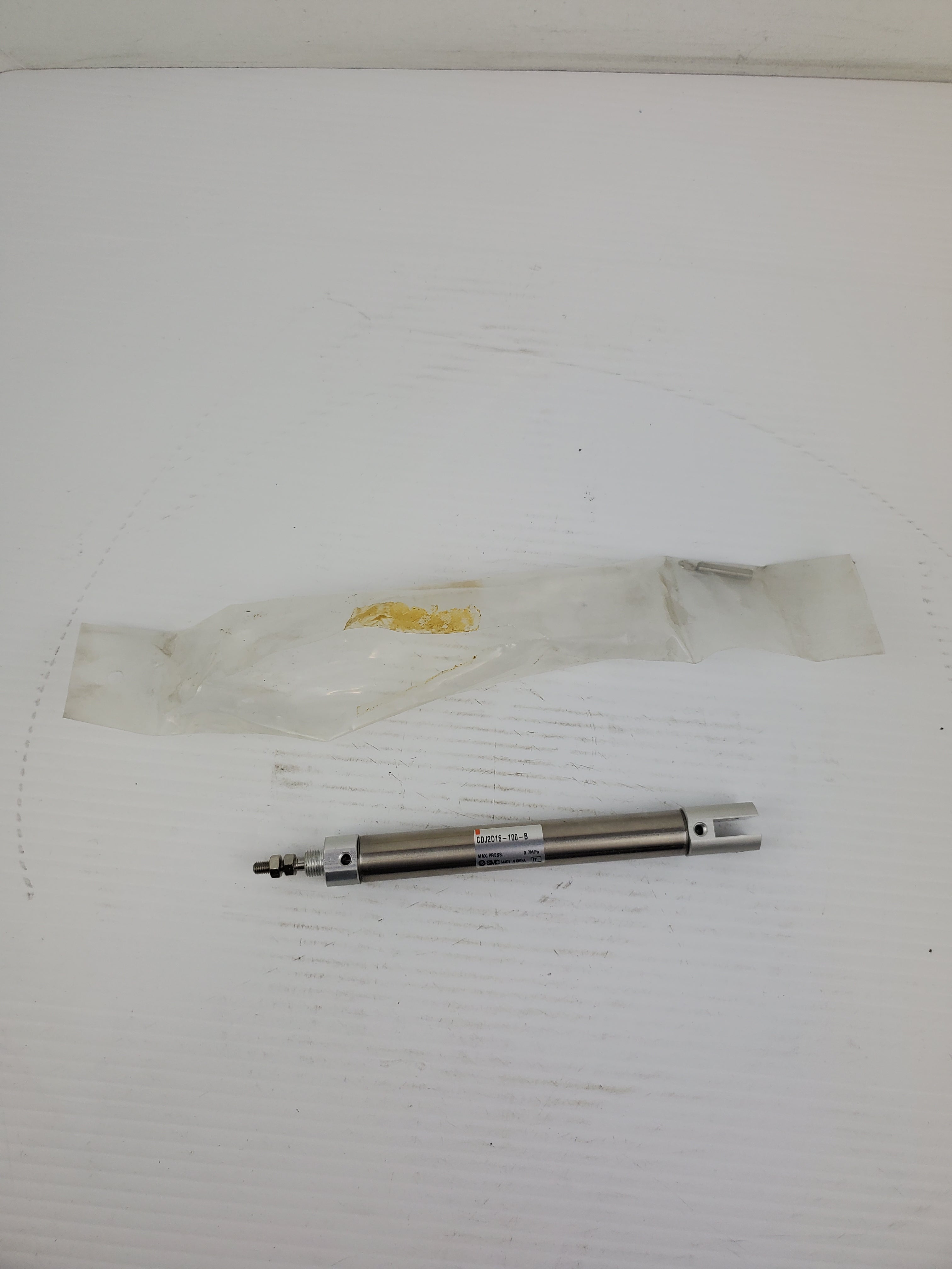 SMC CDJ2D16-100-B Pneumatic Air Cylinder Max Press 0.7MPa