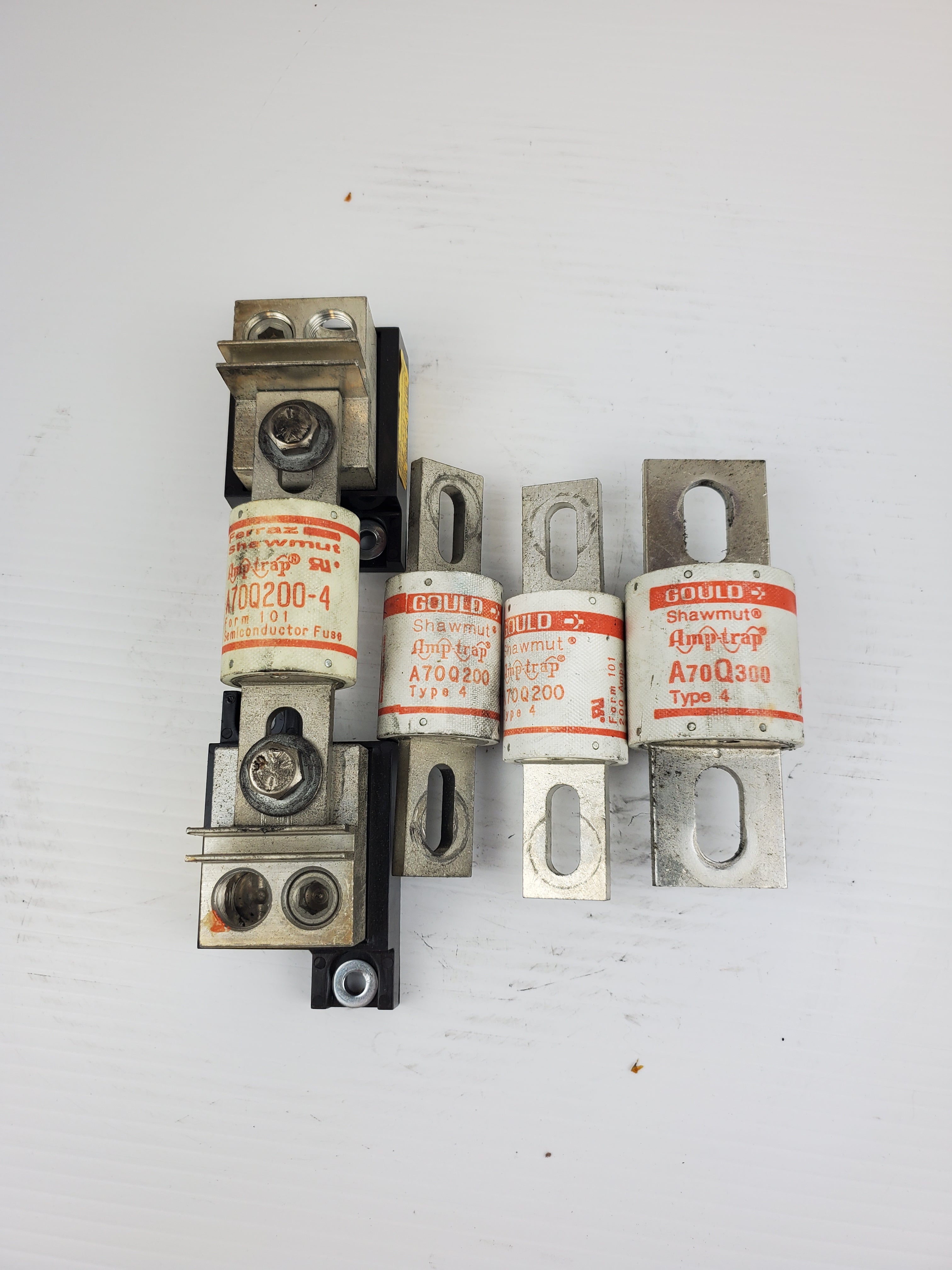 Shawmut A70Q200-4/A70Q300/A70Q200 Fuses With 1 Buss 1BS103 Fuse Mount