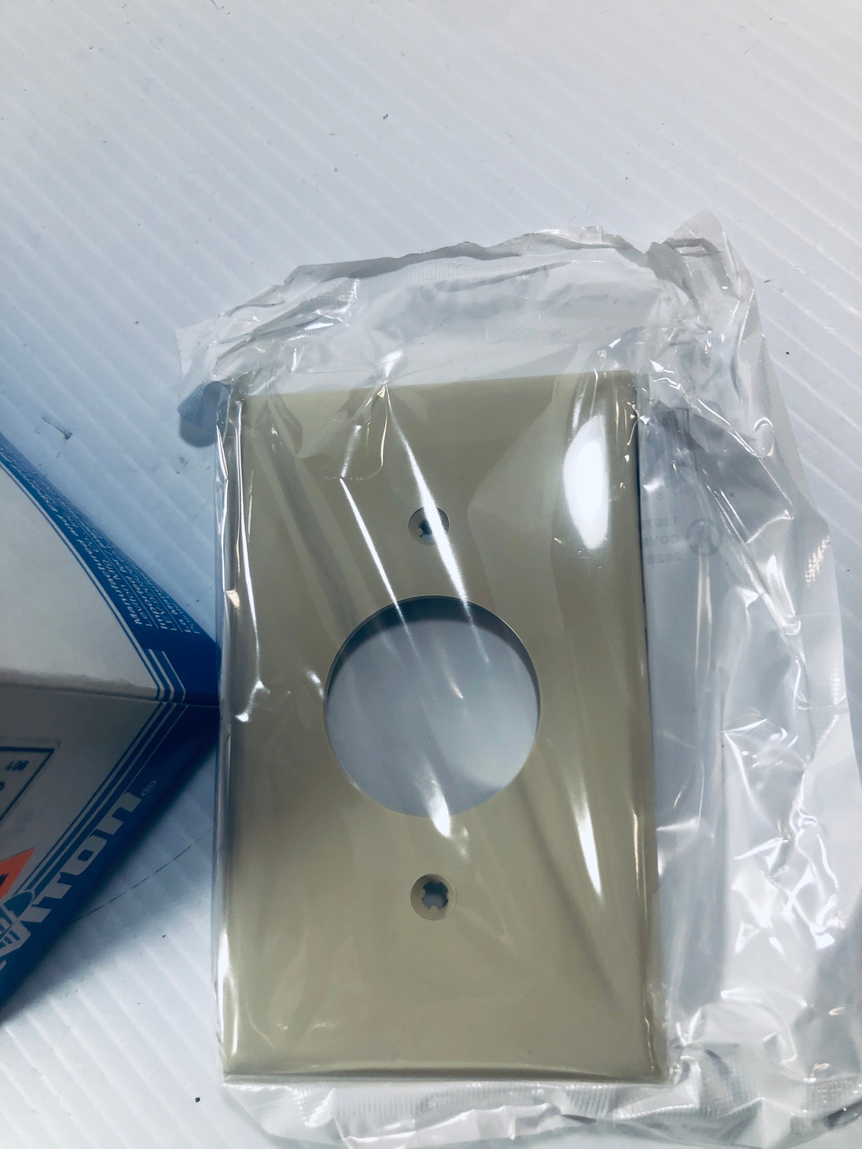 Leviton Nylon Ivory Wallplate 80704-I Lot of 23