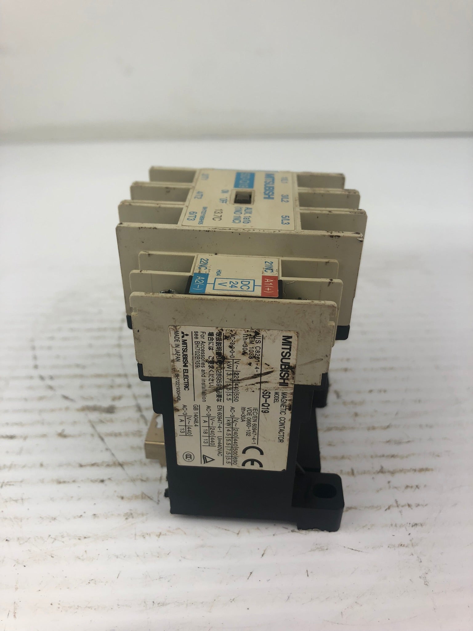 Mitsubishi SD-Q19 Magnetic Contactor - Broken Bottom
