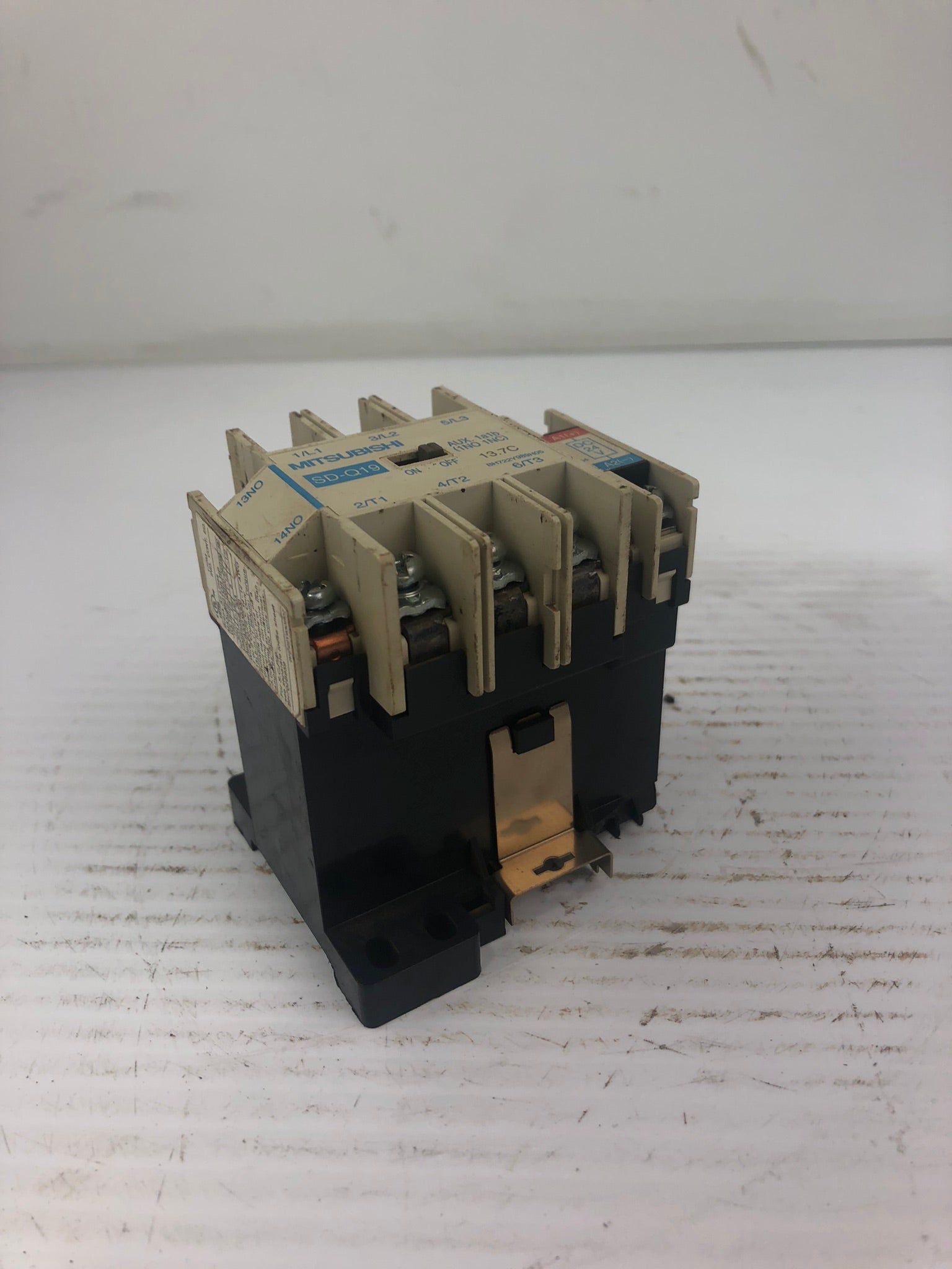 Mitsubishi SD-Q19 Magnetic Contactor - Broken Bottom