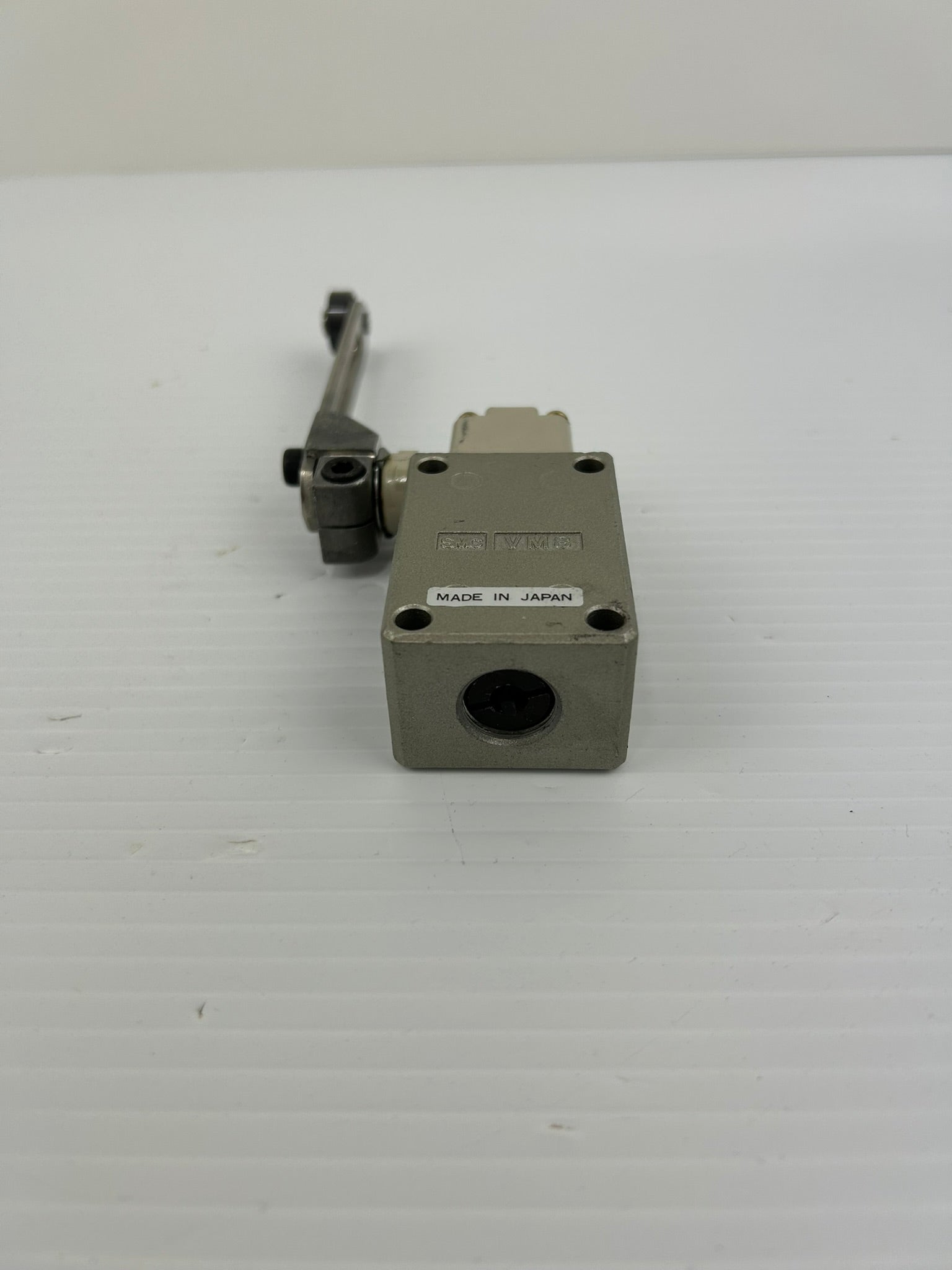 SMC VM8 Mechanical Pneumatic Valve with Roller Lever Control Arm Wheel