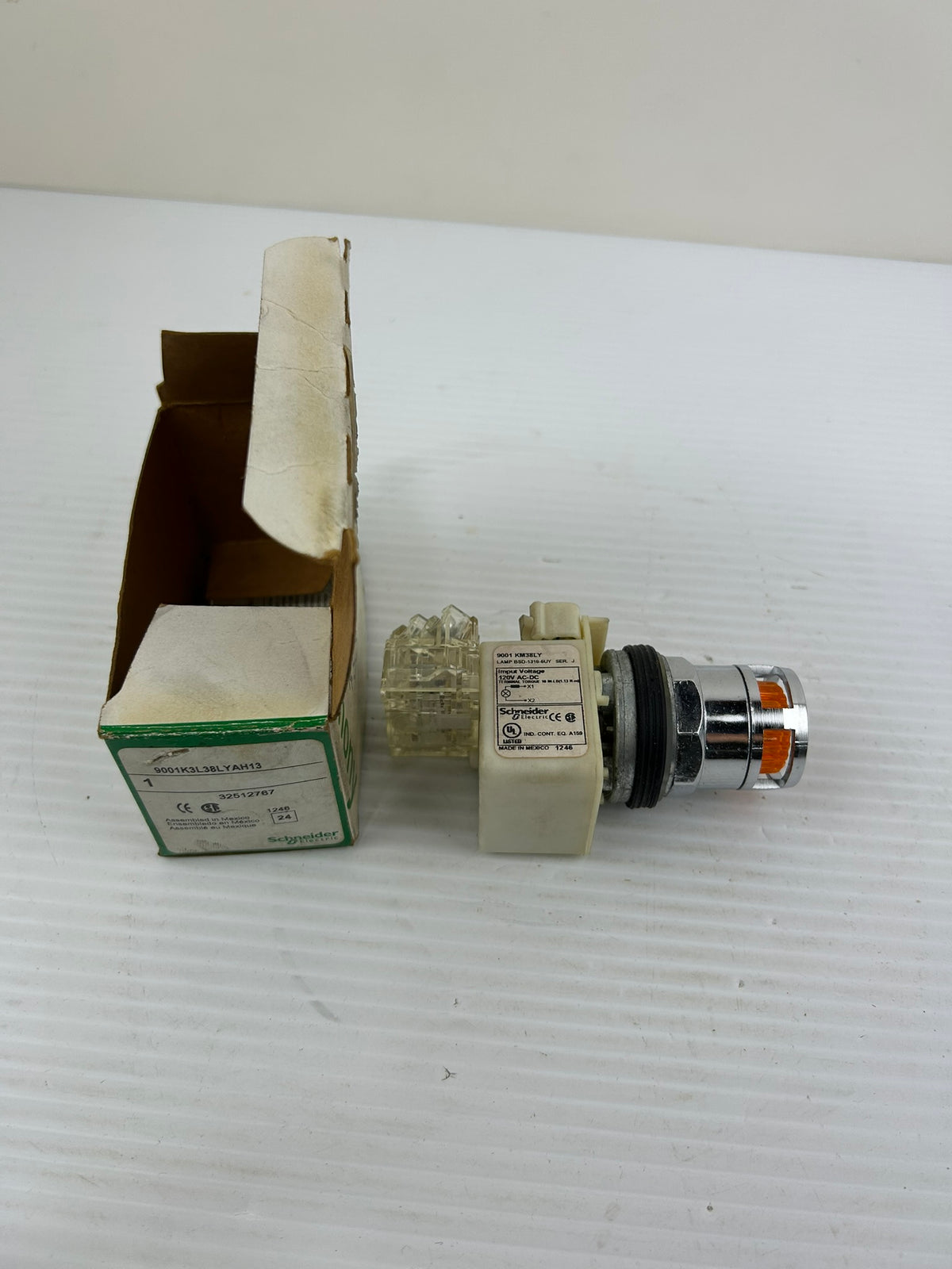 Schneider Electric 9001K3L38LYAH13 Illuminated Momentary Push Button Amber