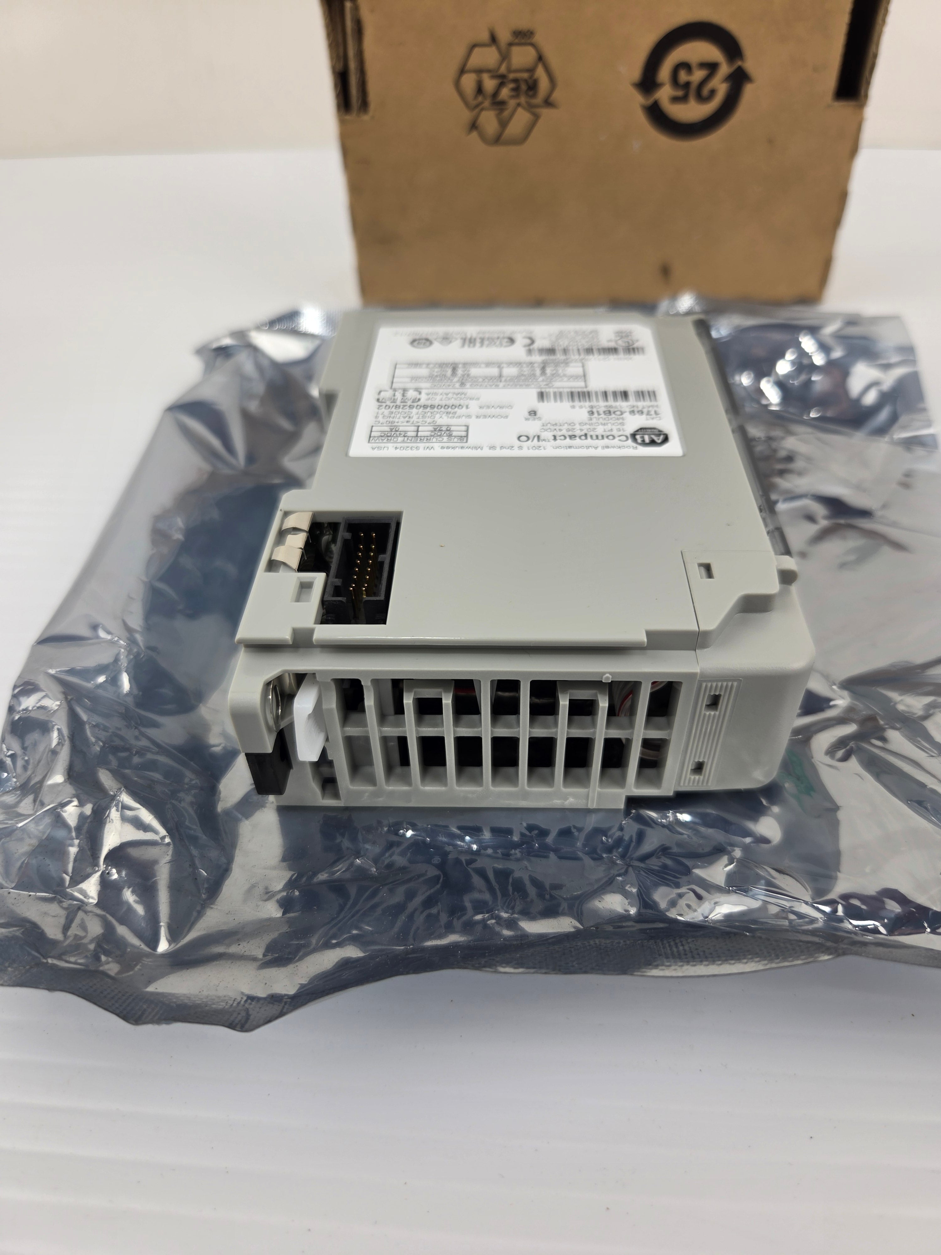 Allen-Bradley 1769-OB16 Compact I/O DC Output 16 Pt 24VDC PLC Module Ser B 3.1FW