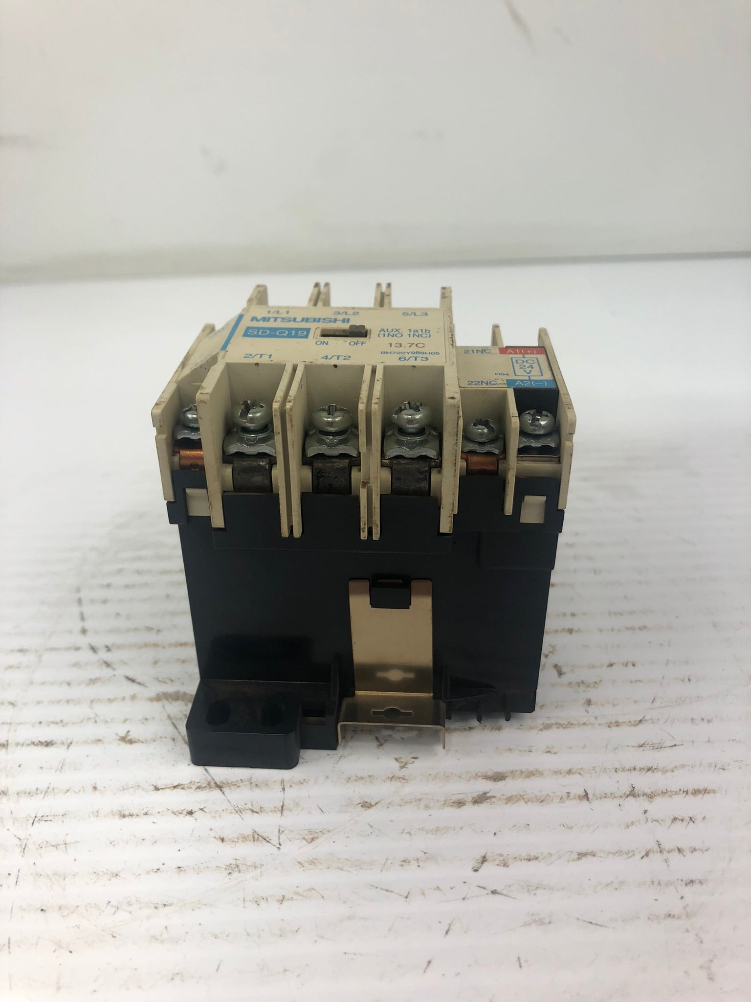 Mitsubishi SD-Q19 Magnetic Contactor - Broken Bottom