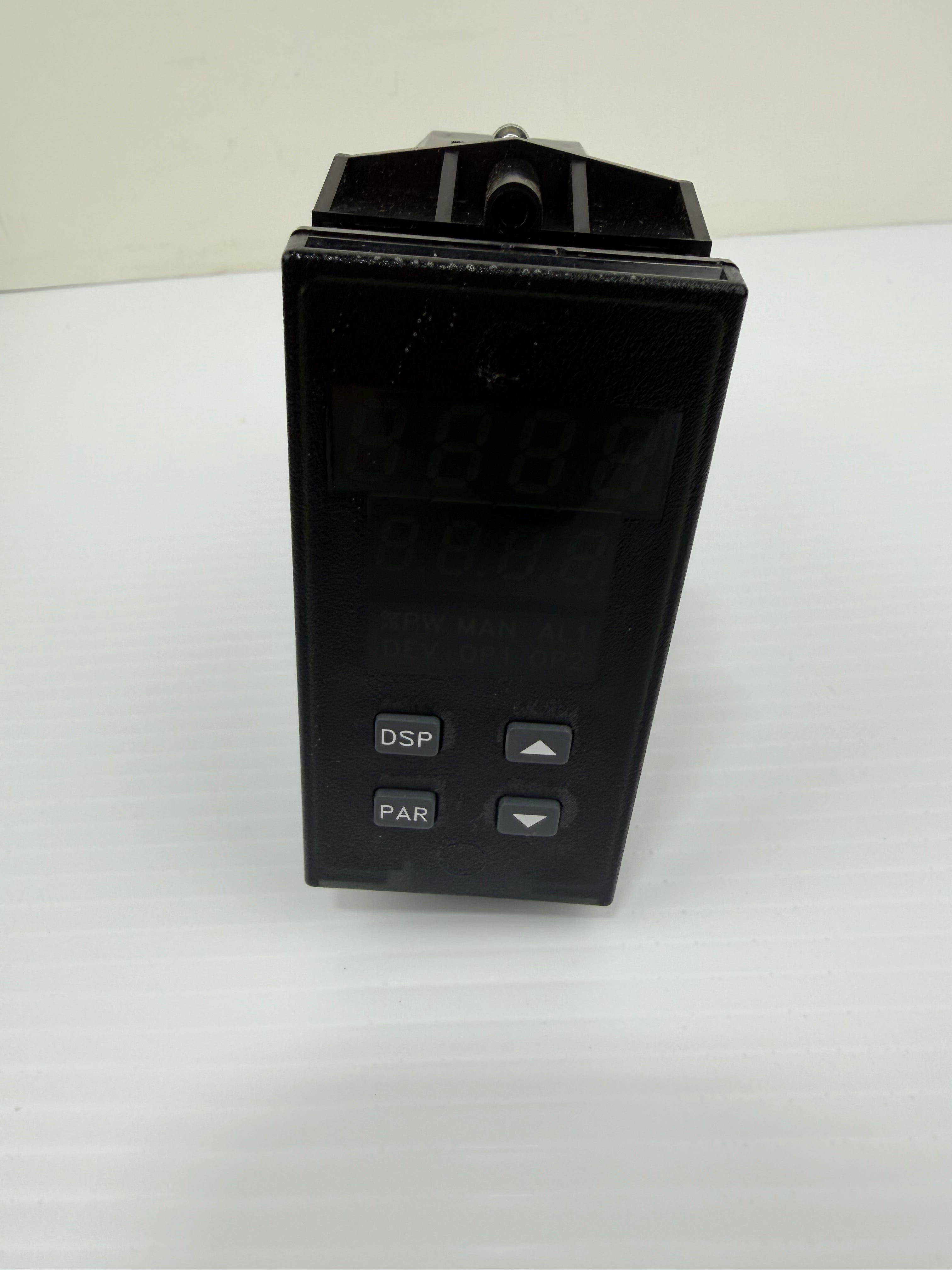 Red Lion Controls TCU00002 Temperature Controller US Seller New