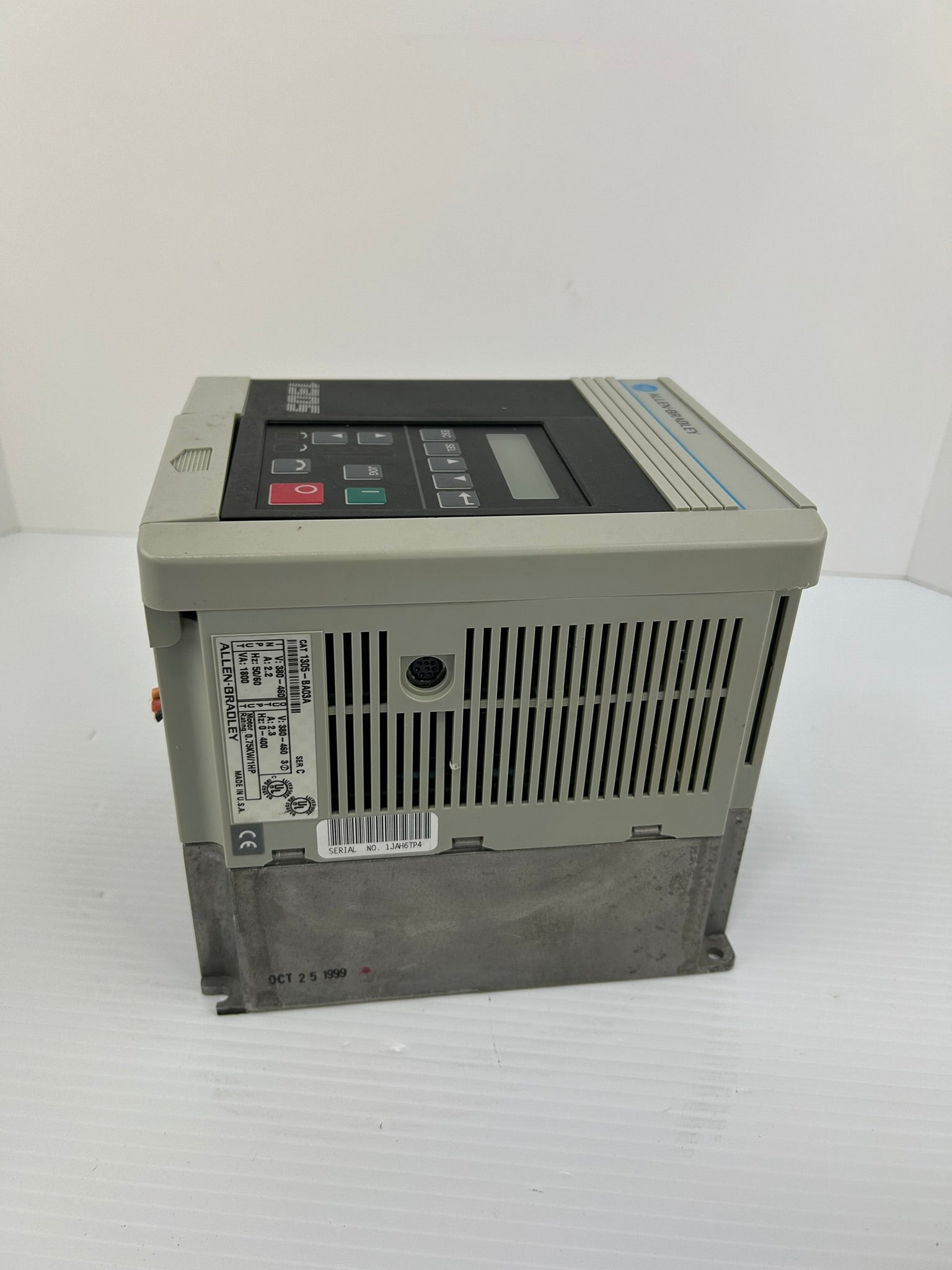 Allen-Bradley 1305-BA03A Drive Ser C 380-460V 2.2A 1HP 3PH 1305 - Cracked Case