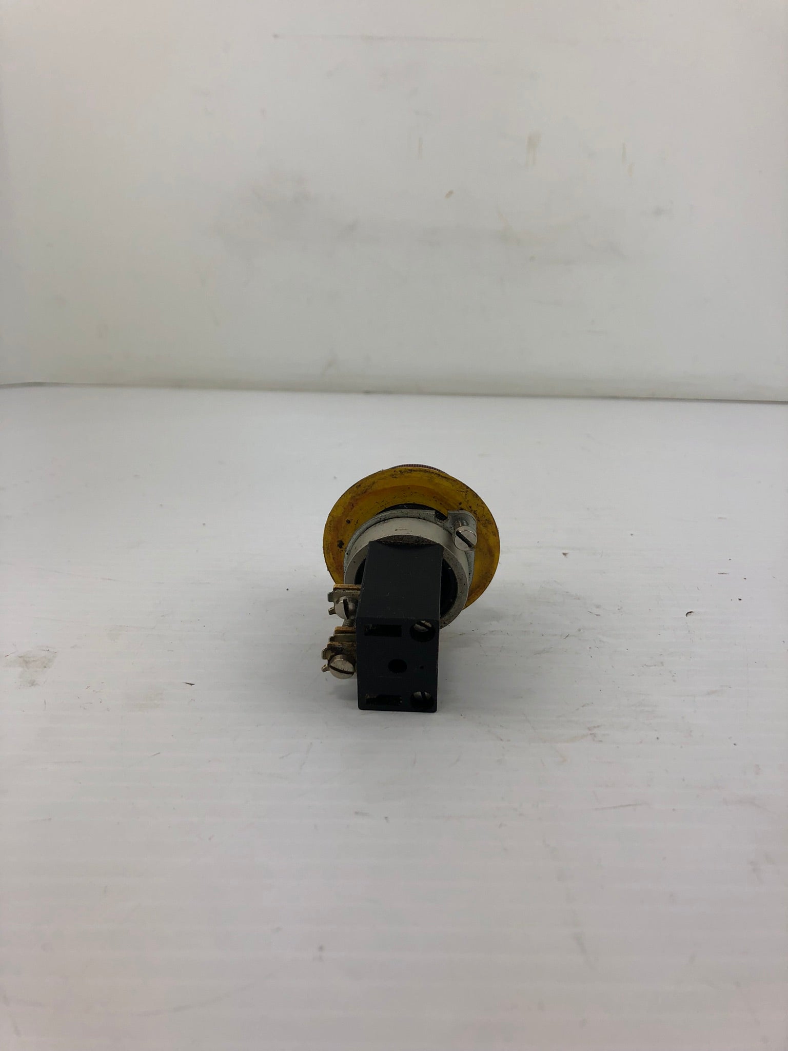 Elan Switch VDE0660 ENA 6A 380V Red Turn Button