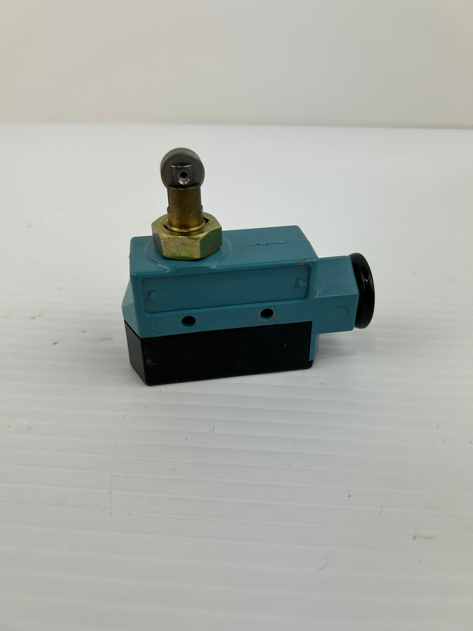 Honeywell BZE6-2RQ841 Micro Limit Switch with Roller