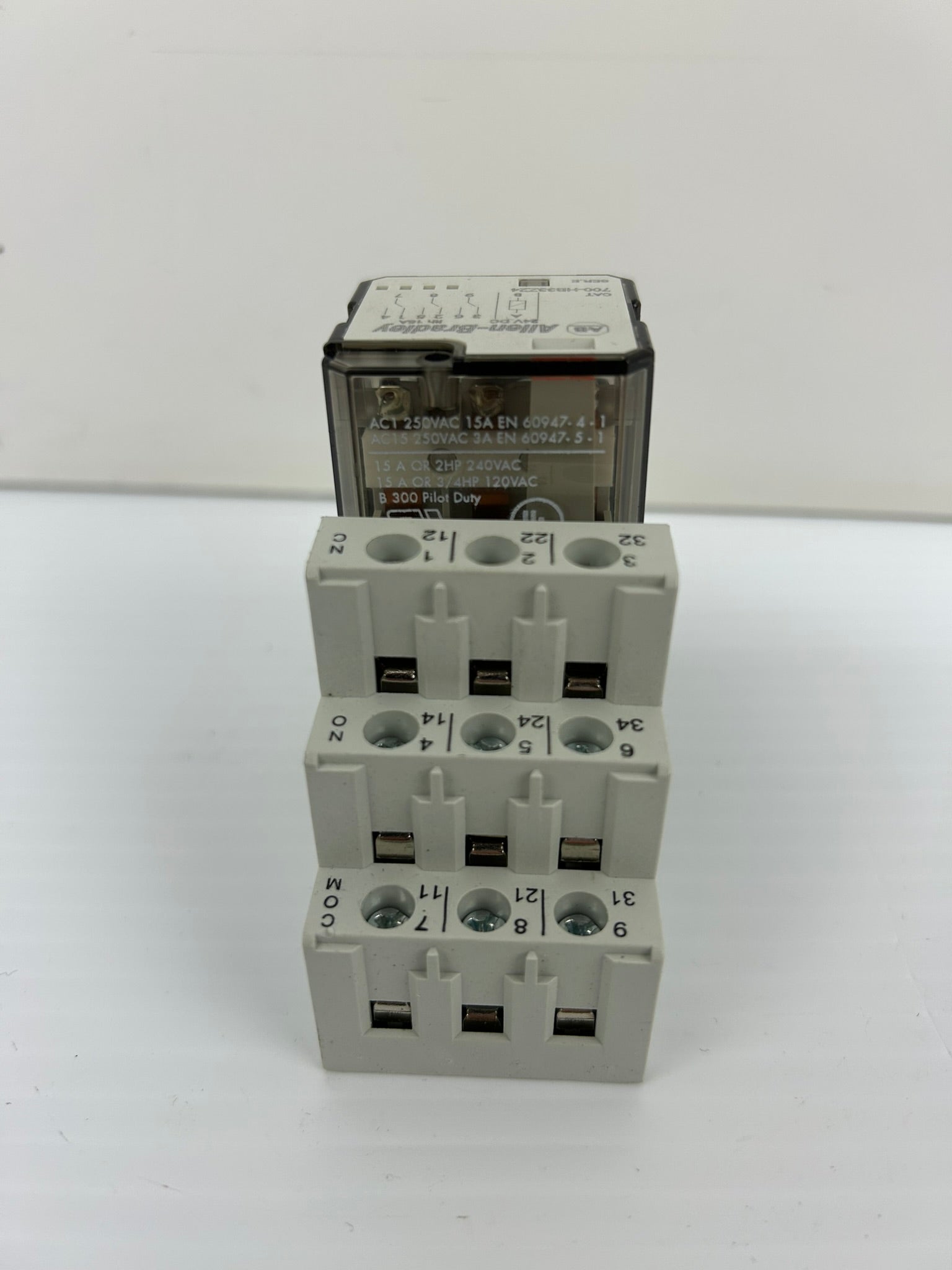 Allen-Bradley 700-HB33Z24 Relay Ser E with 700-HN153 Base - Lot of 5