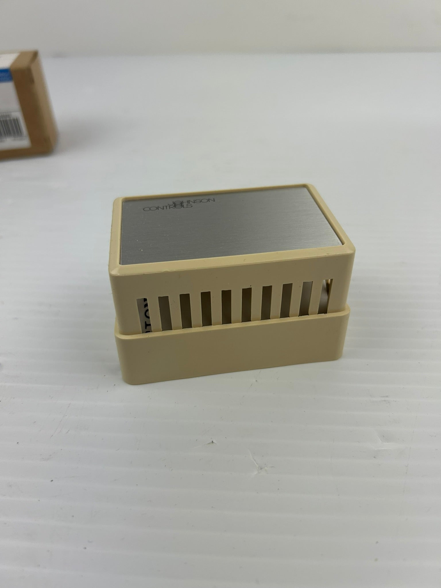 Johnson Controls T-4000-2139 Beige Plastic Thermostat Cover Horizontal