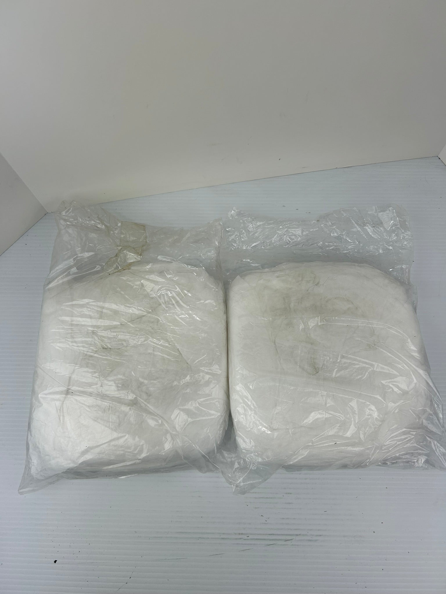 Radnor 64055408 21" White Polypropylene Bouffants - Lot of 200