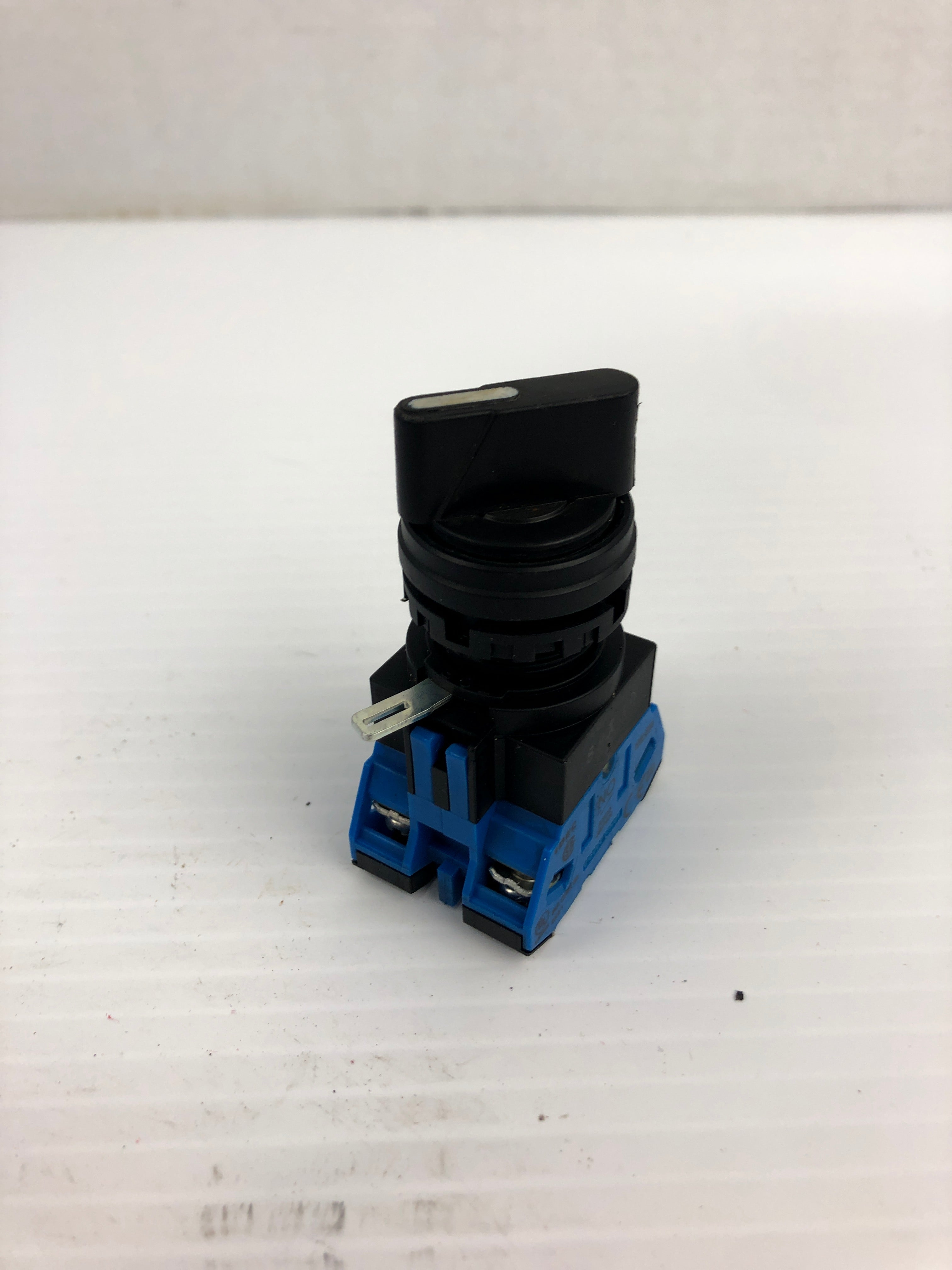 IDEC HW-CB20 Black Push Button with Base HW-G10