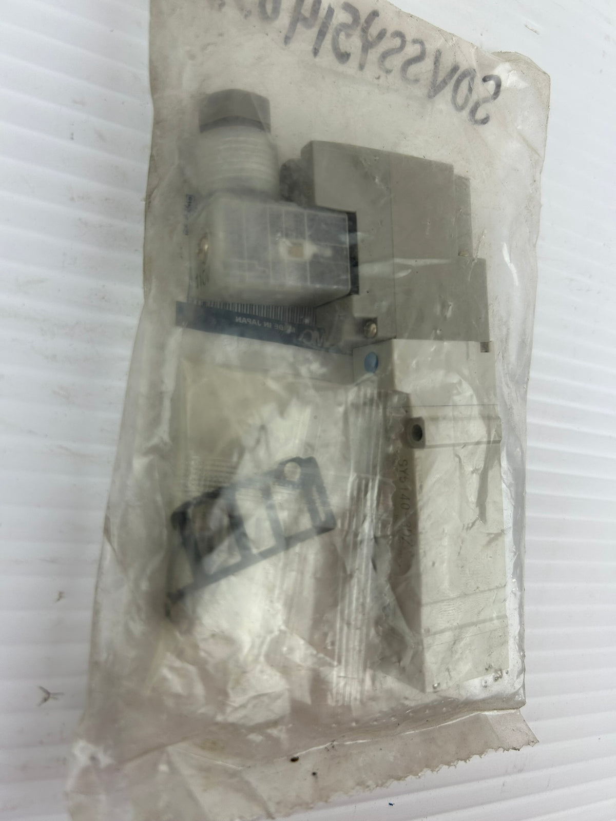 SMC SY5140-3DZ SY5000 5-Port Solenoid Valve 110-115VAC Single Solenoid