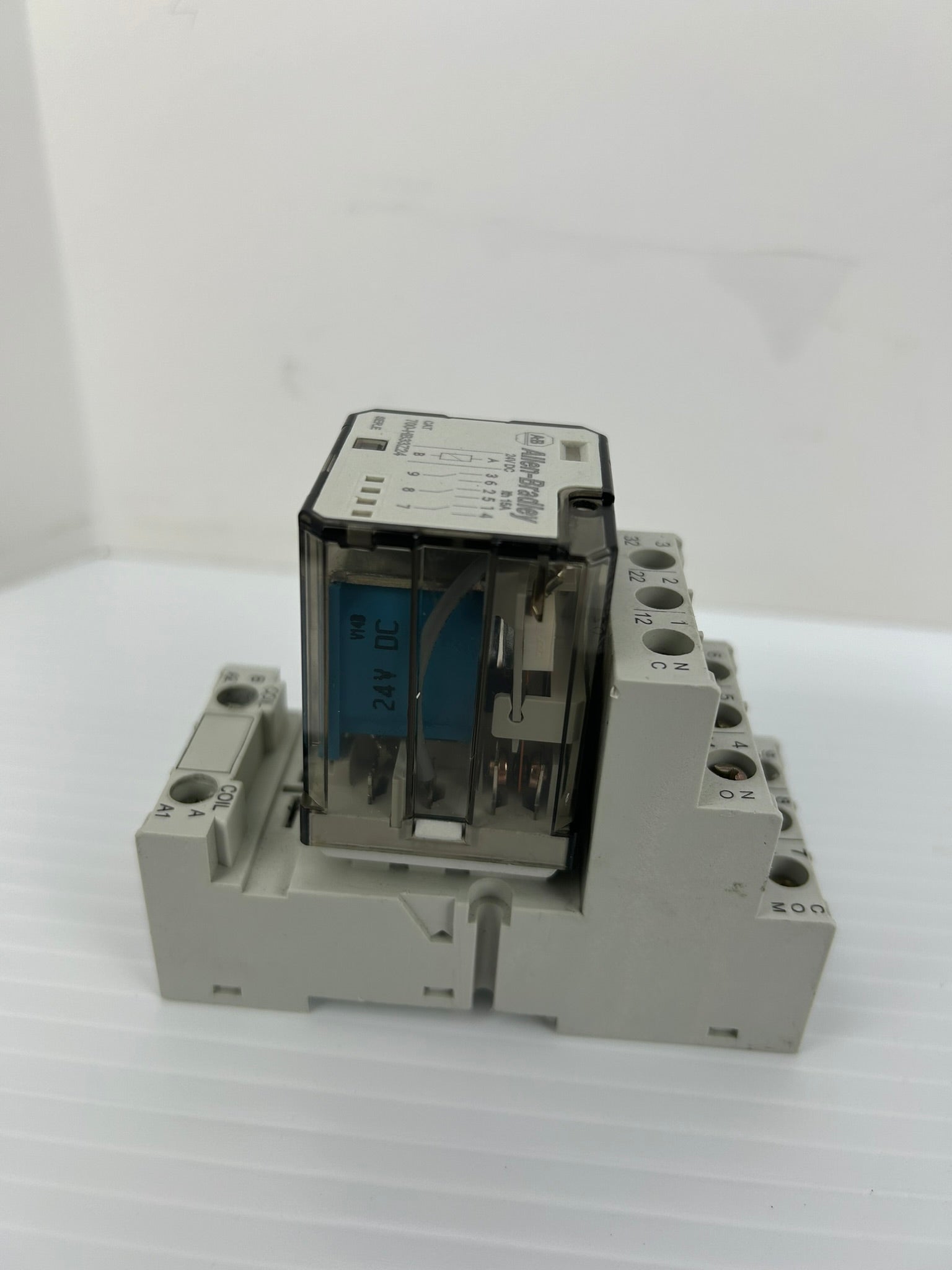 Allen-Bradley 700-HB33Z24 Relay Ser. E With 700-HN153 Base Ser. B - Lot of 2