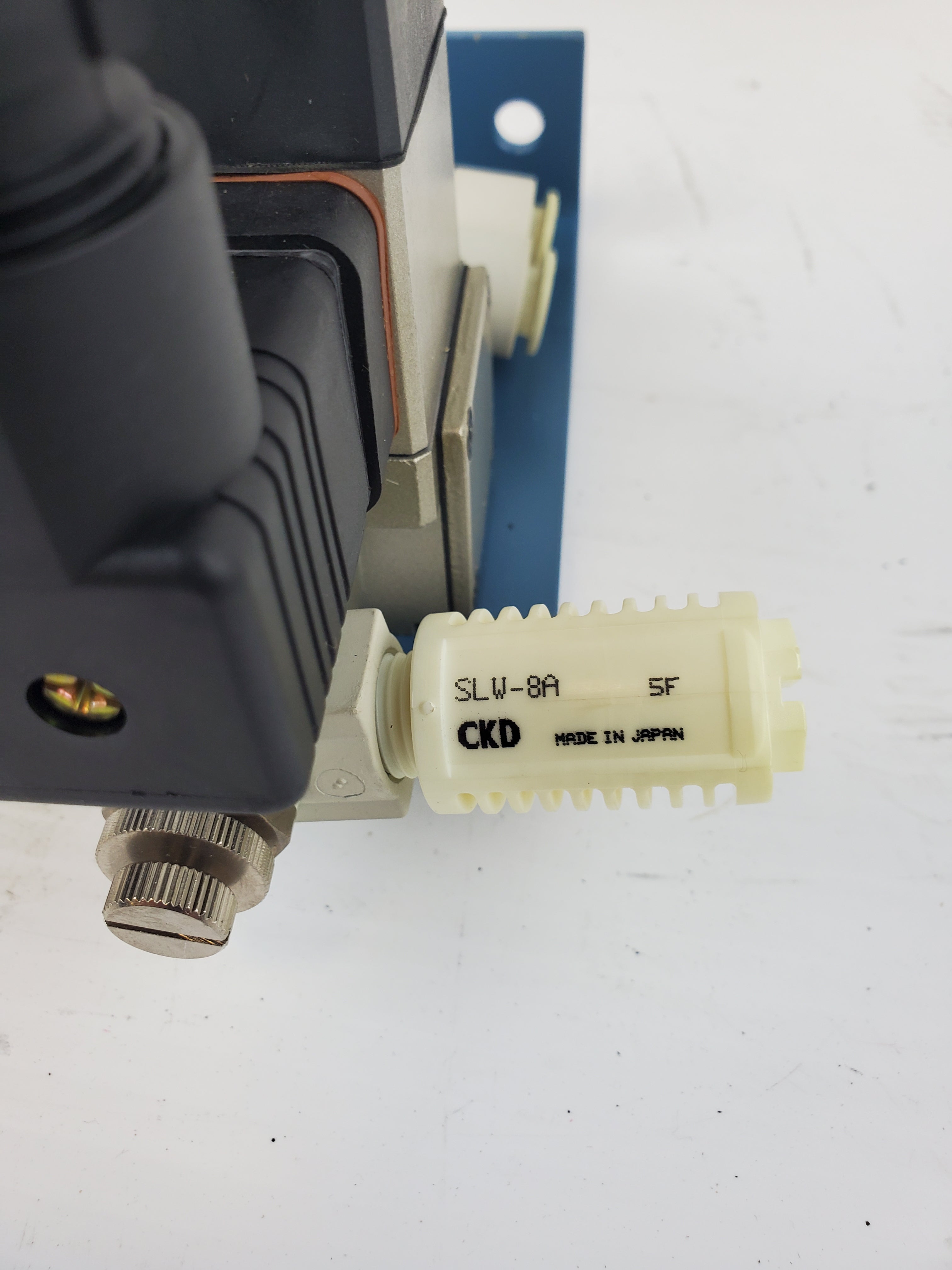 SMC VS3115 Solenoid Valve with SLW-8A 5F CKD Silencer Pneumatic