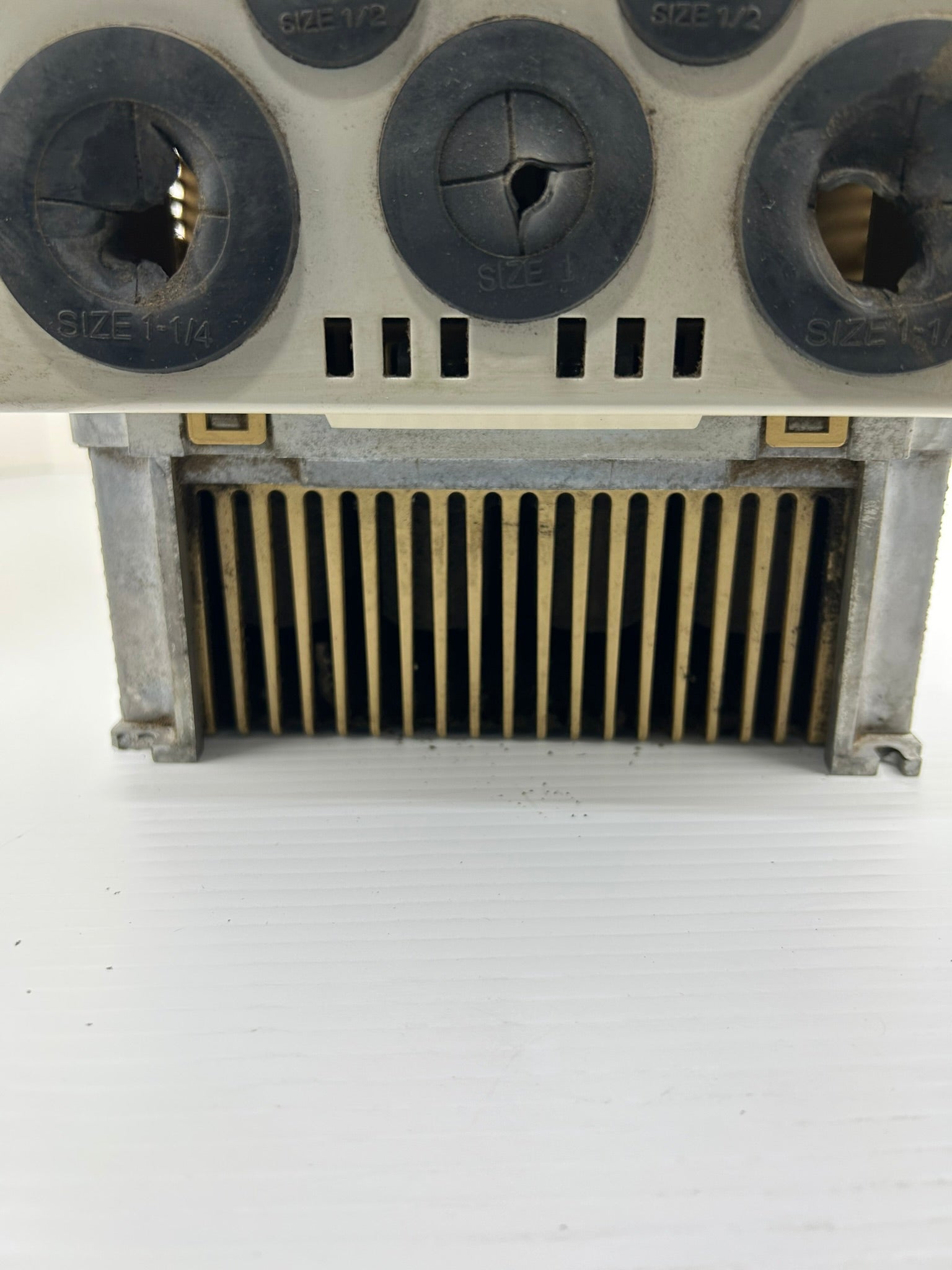 Yaskawa Electric CIMR-AU4A0044FAA A1000 3PH AC Drive Rev E Type 1 Enclosure