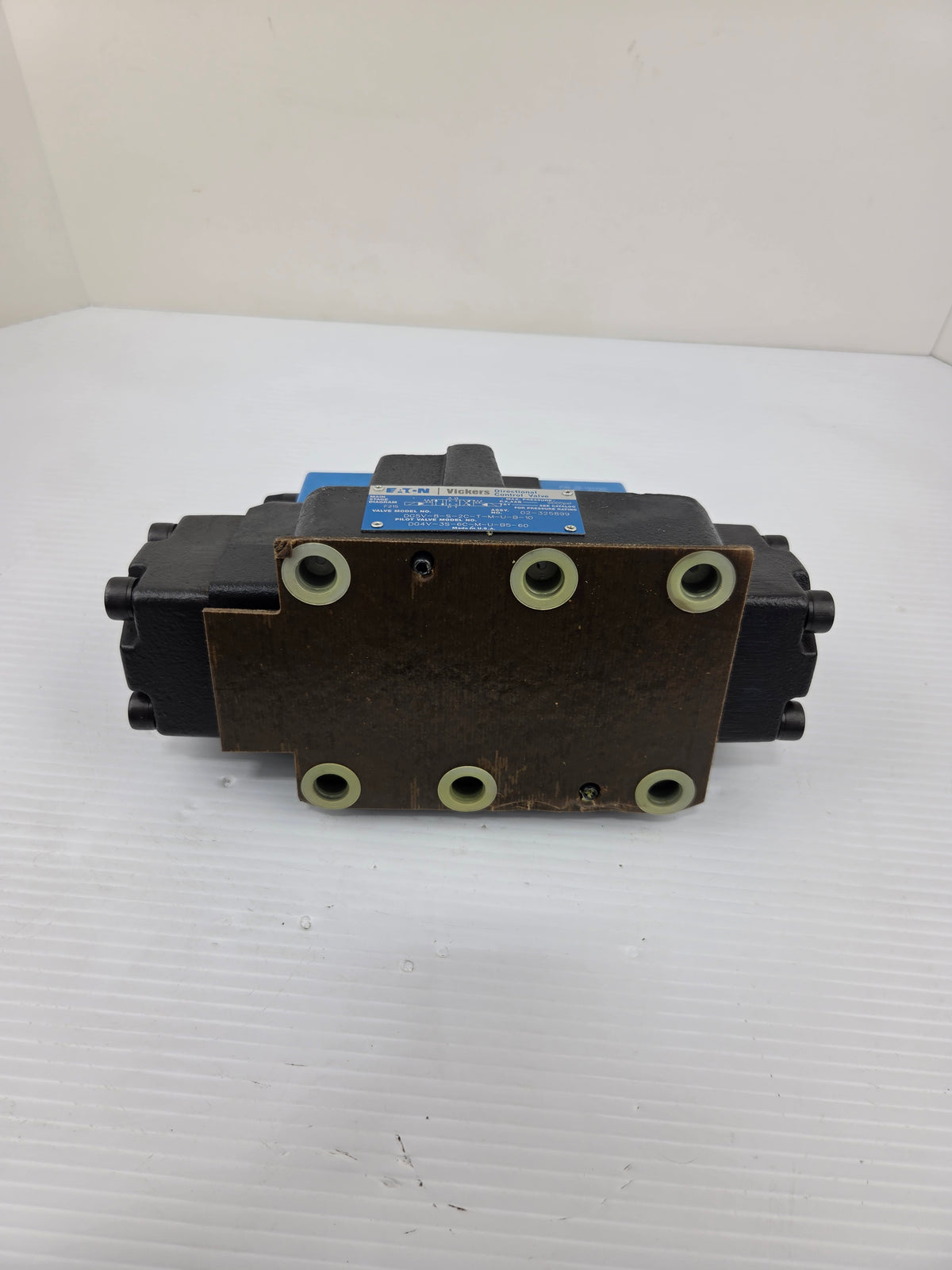 Eaton Vickers DG5V-8-S-2C-T-M-U-B-10 Directional Control Valve 02-325899