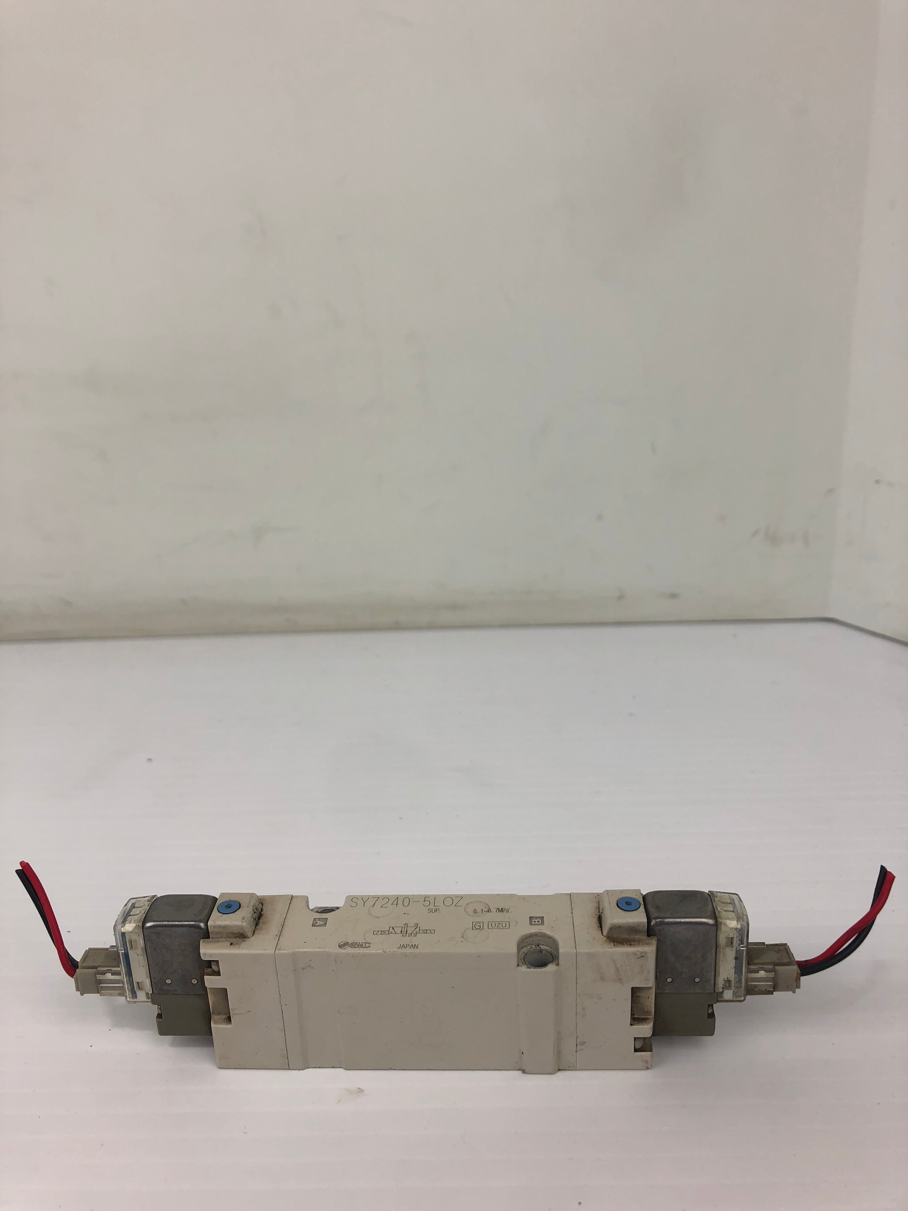 SMC SY7240-5L0Z Solenoid Valve 0.1~0.7MPa - Lot of 2