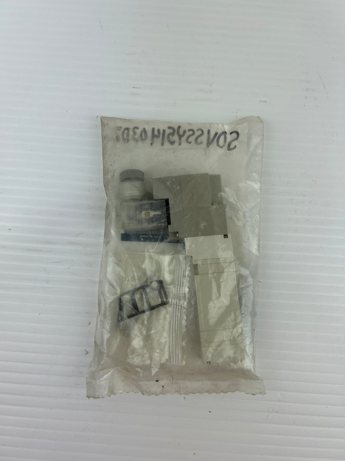SMC SY5140-3DZ SY5000 5-Port Solenoid Valve 110-115VAC Single Solenoid