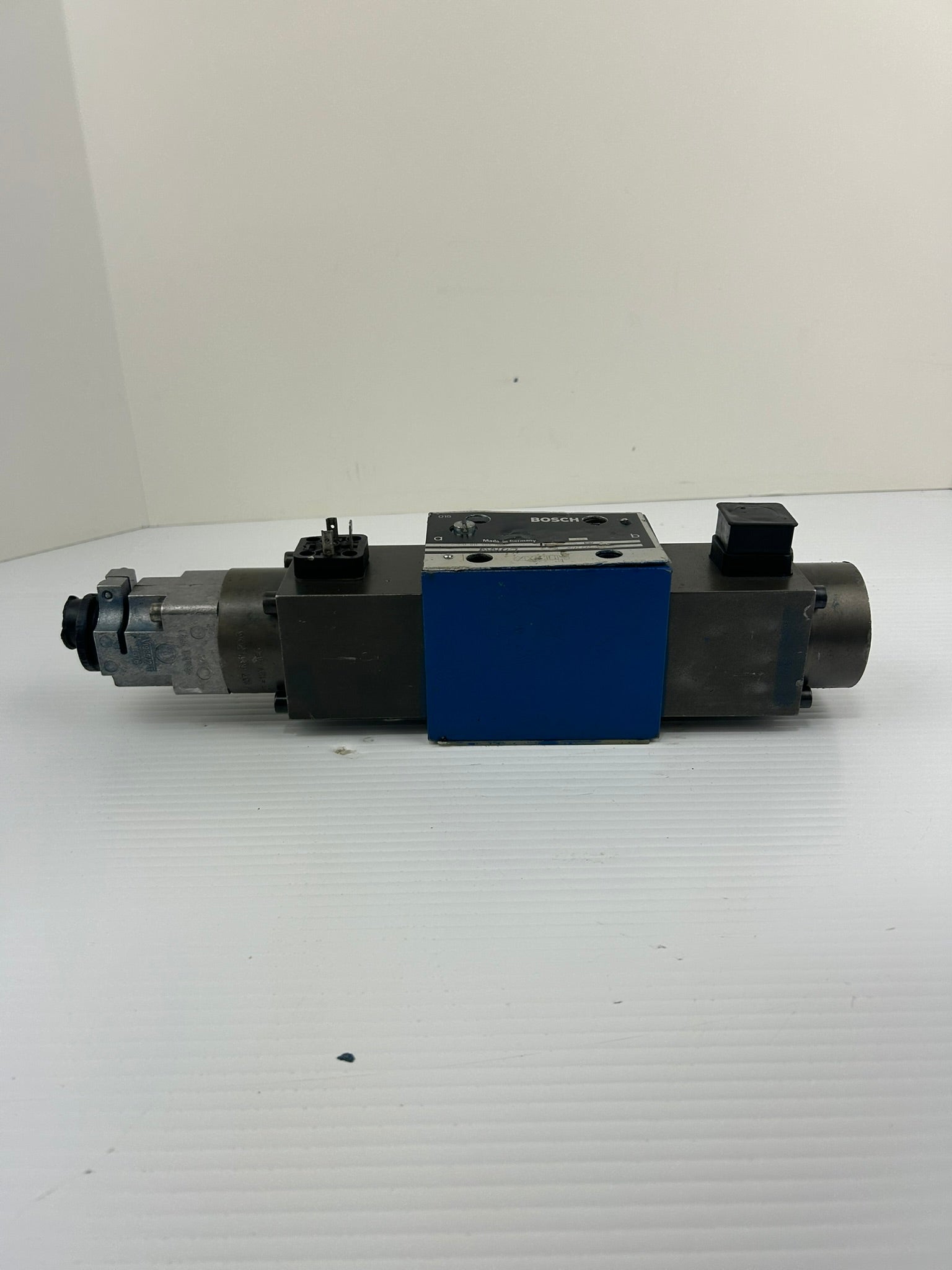 Bosch 0 811 404 001 Directional Hydraulic Solenoid Valve