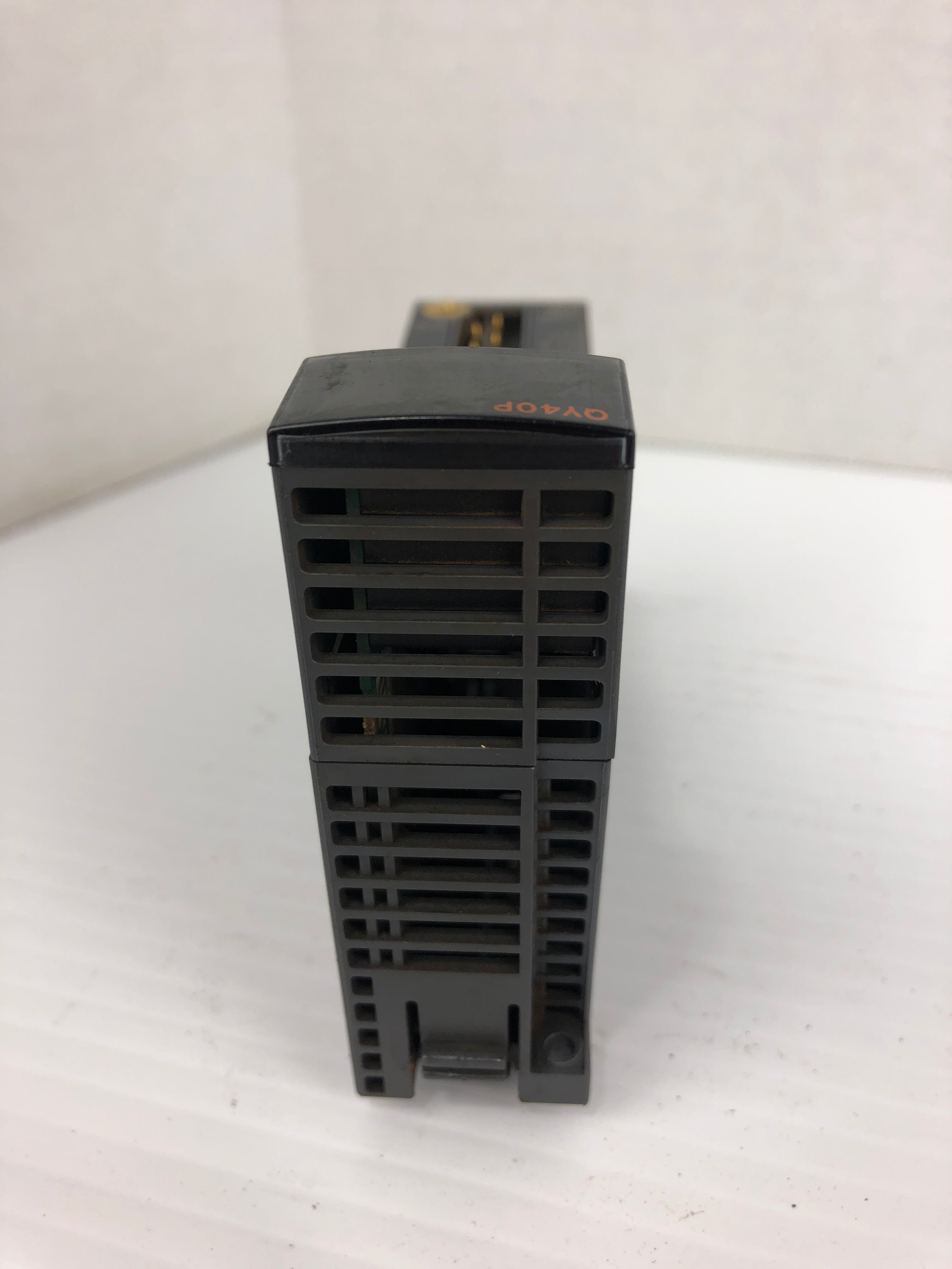 Mitsubishi QY40P PLC Output Module 12/24VDC 0.1A 5VDC 0.07A - Missing Terminal