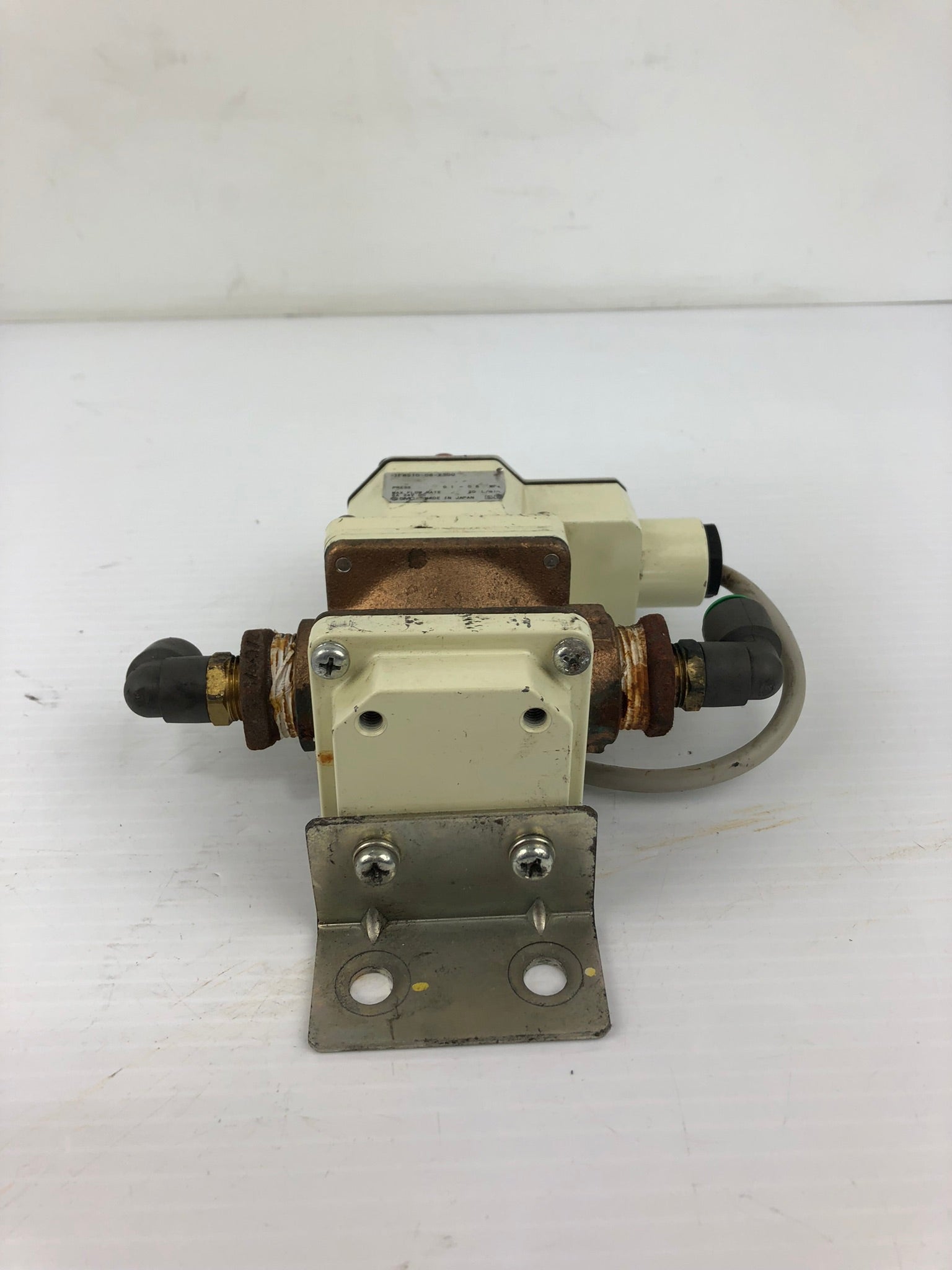 SMC IFW510-06-X300 Flow Switch with Mounting Bracket
