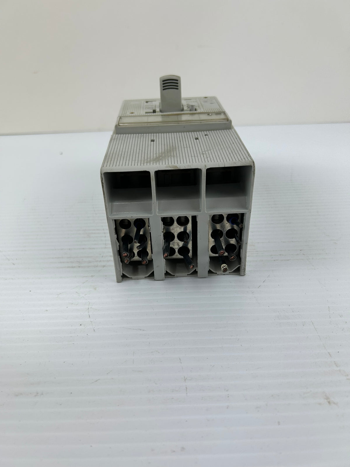 Allen Bradley 140G-H3C3-C60 Circuit Breaker Series A 140G-H3X3 480-600V 3P HACR