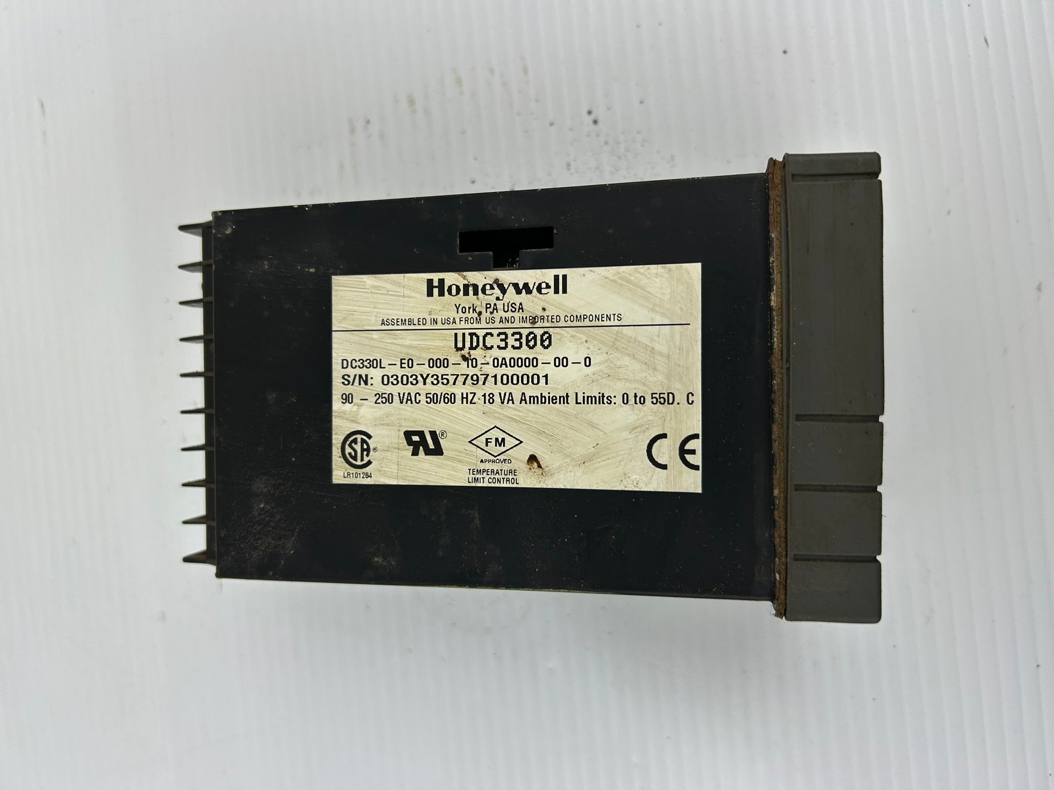 Honeywell DC330L-E0-000-10-0A0000-00-0 Temperature Controller UDC3300