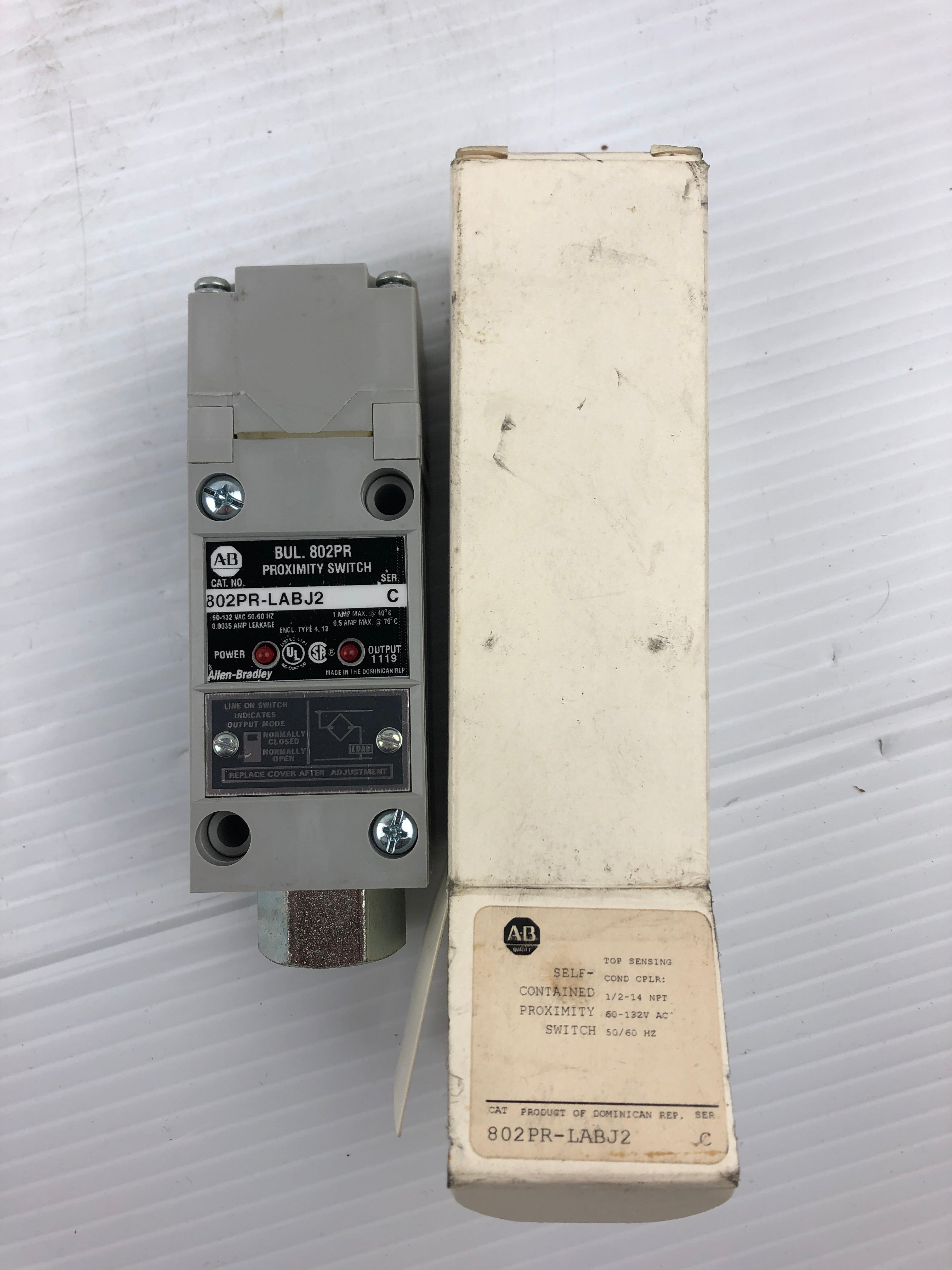 Allen-Bradley 802PR-LABJ2 Self-Contained Proximity Switch Series C