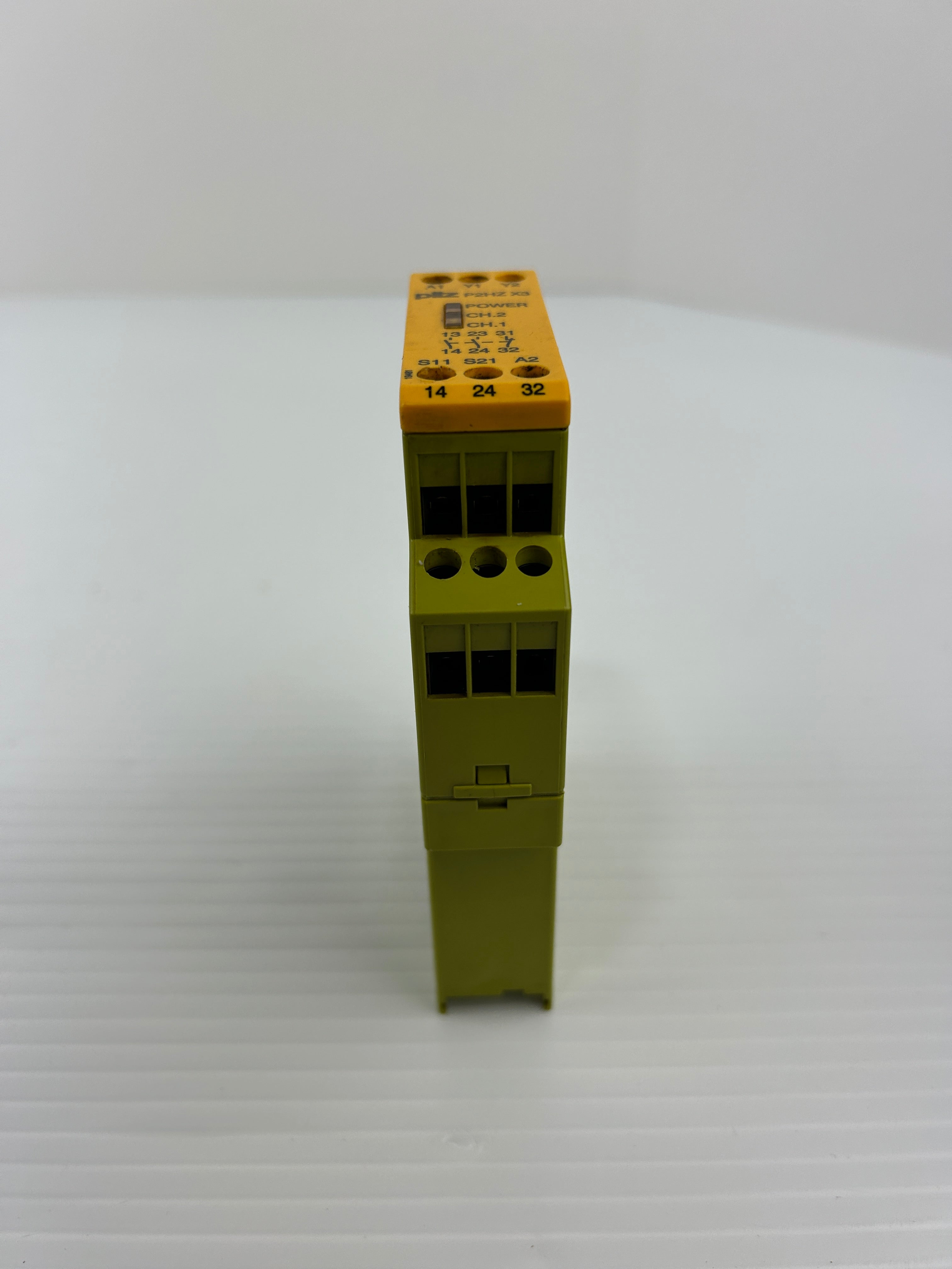 Pilz P2HZ X3 Safety Relay 24VDC 2n/o 1n/c 774350 - No Bottom Clip