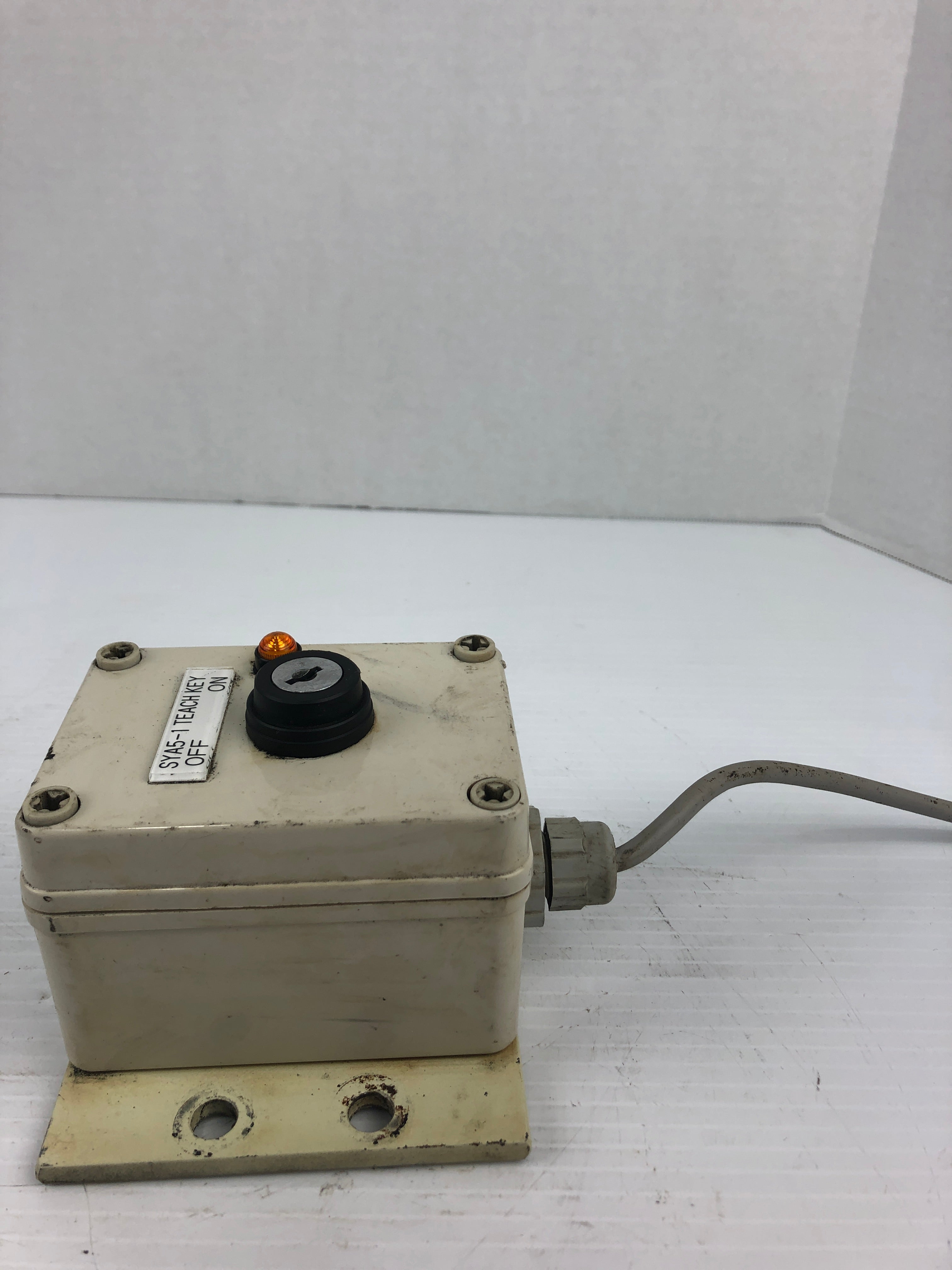 Idec HW-CB10 Control Box with Key Switch - Missing Key