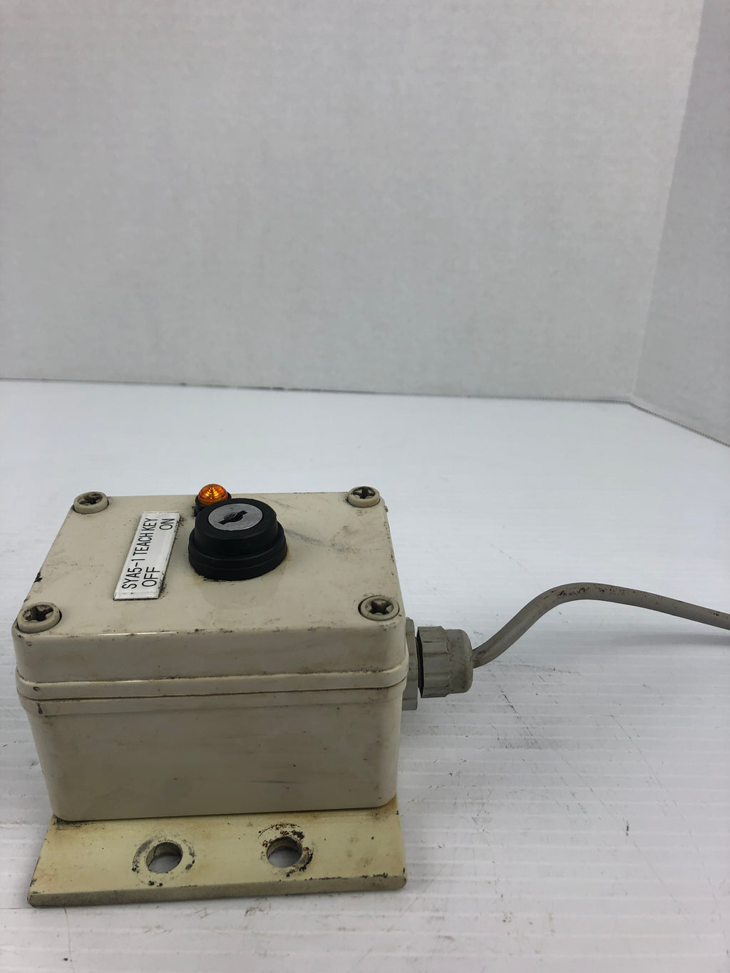 Idec HW-CB10 Control Box with Key Switch - Missing Key