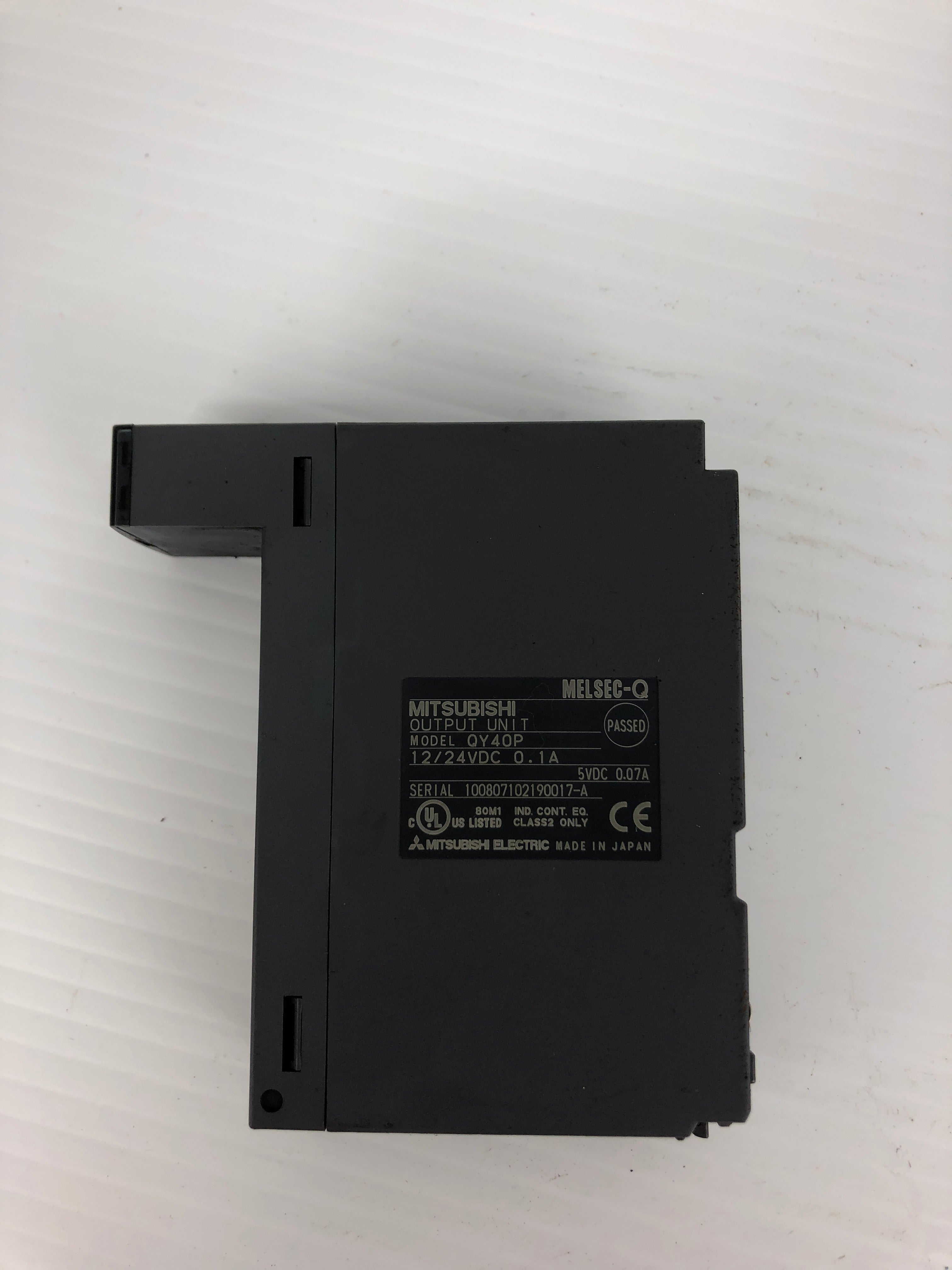 Mitsubishi QY40P PLC Output Module 12/24VDC 0.1A 5VDC 0.07A - Missing Terminal