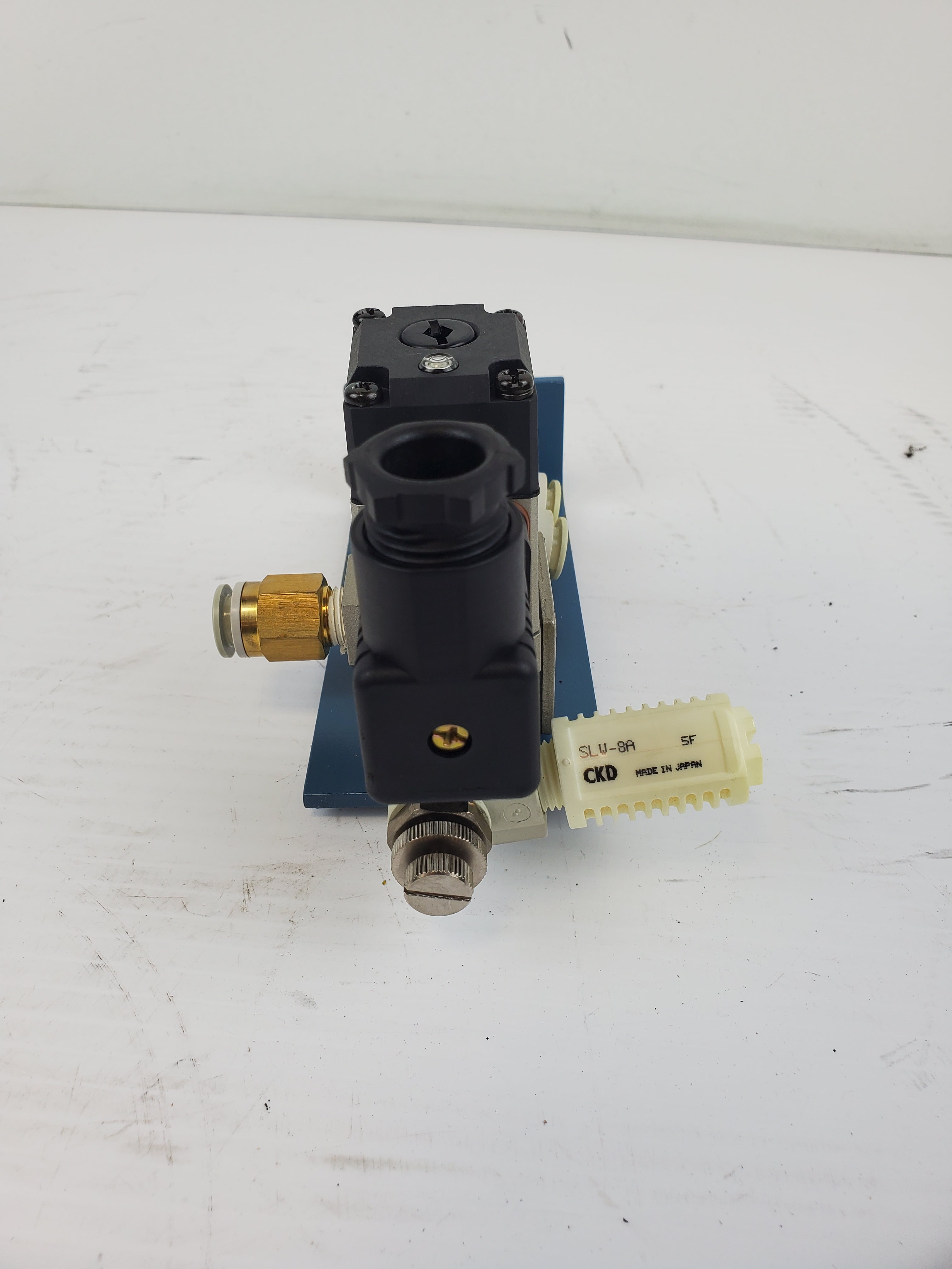 SMC VS3115 Solenoid Valve with SLW-8A 5F CKD Silencer Pneumatic