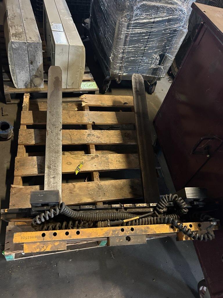 Forklift Hydraulic Fork Positioner Attachment M06962556 Forks 42" Long x 4" Wide