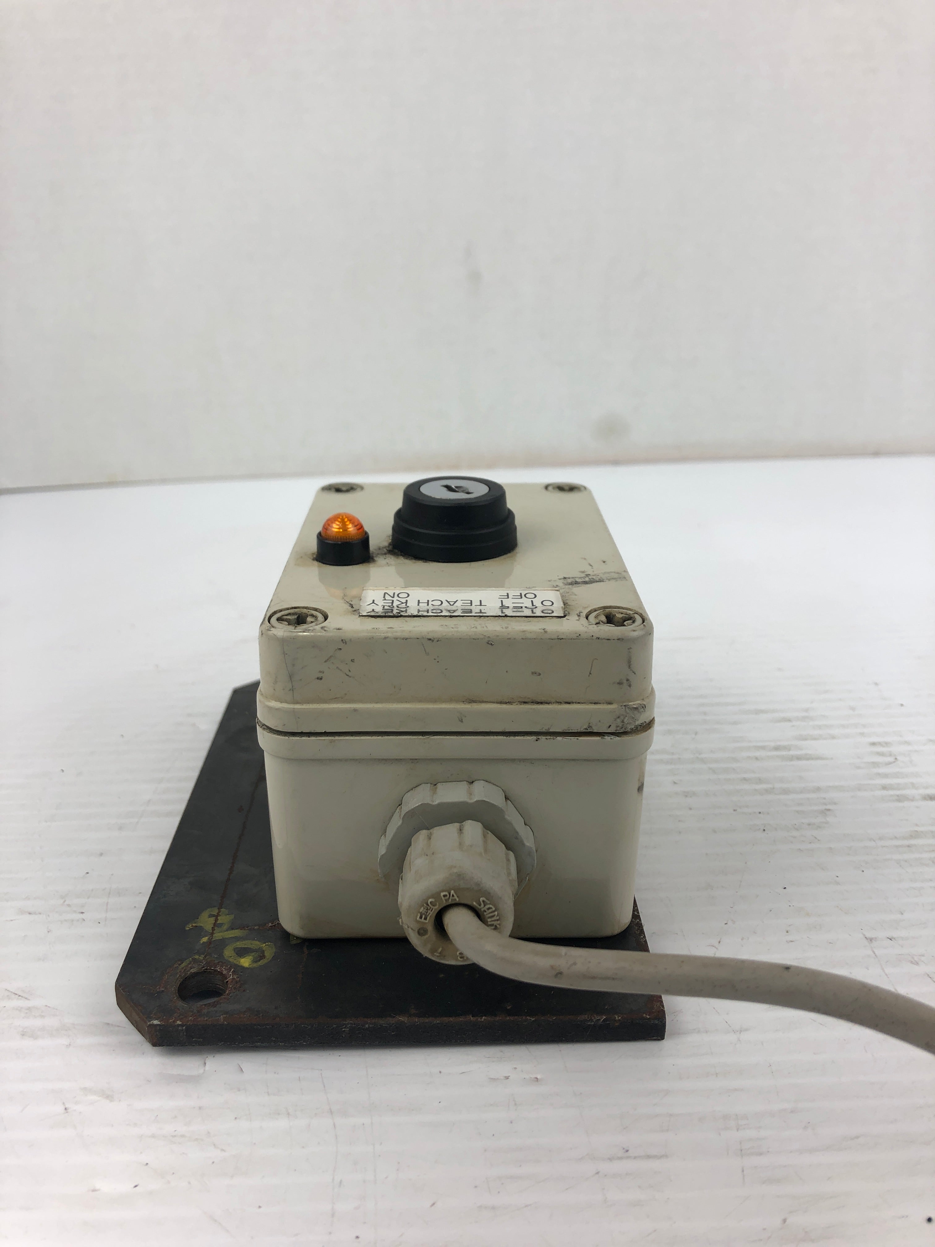 Idec HW-CB10 Control Box "Teach Key On/Off" with Keyed Switch - Missing Key