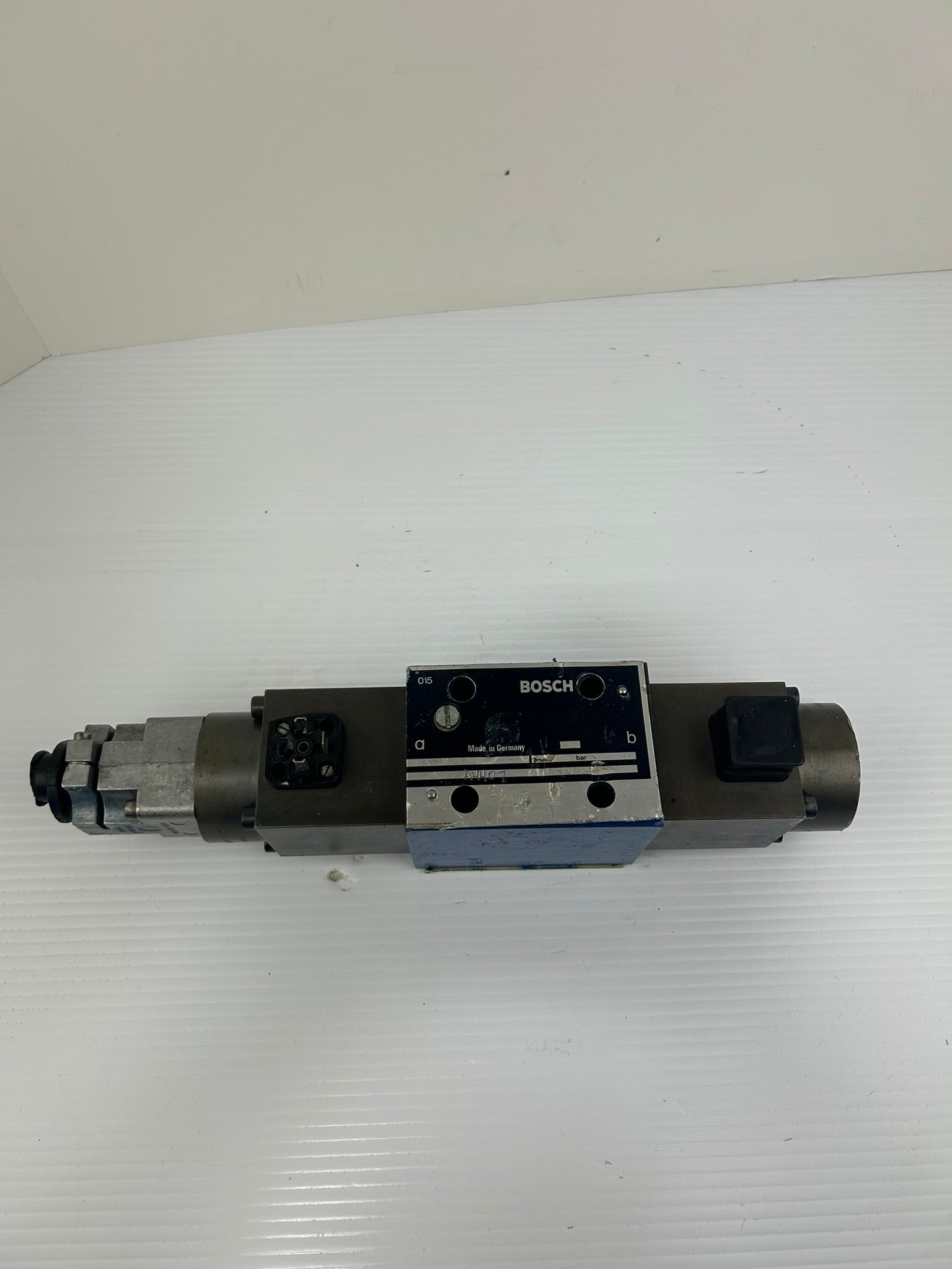 Bosch 0 811 404 001 Directional Hydraulic Solenoid Valve