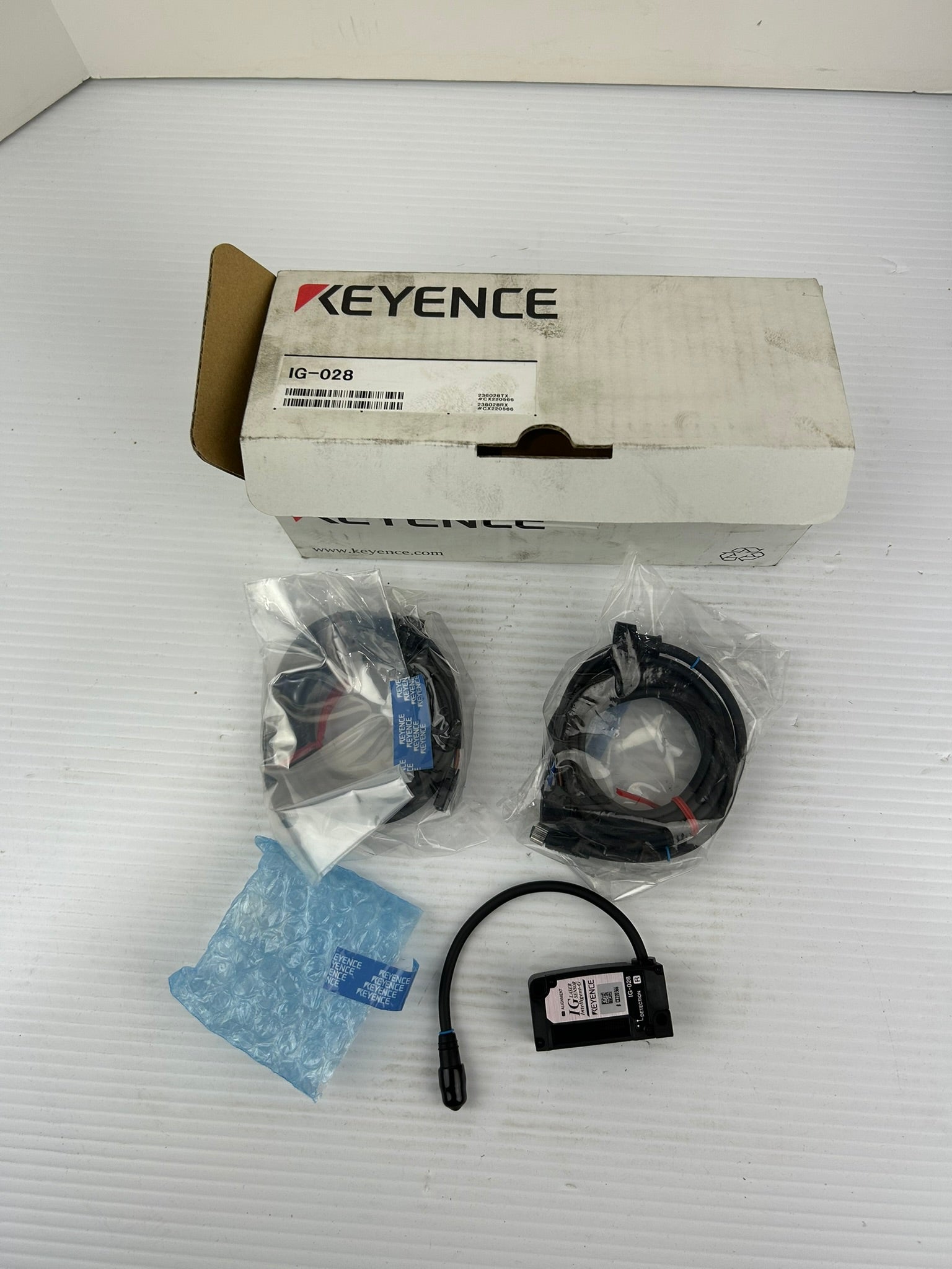 Keyence IG-028 CMOS Laser Displacement Sensor Head with Cables IG-O28