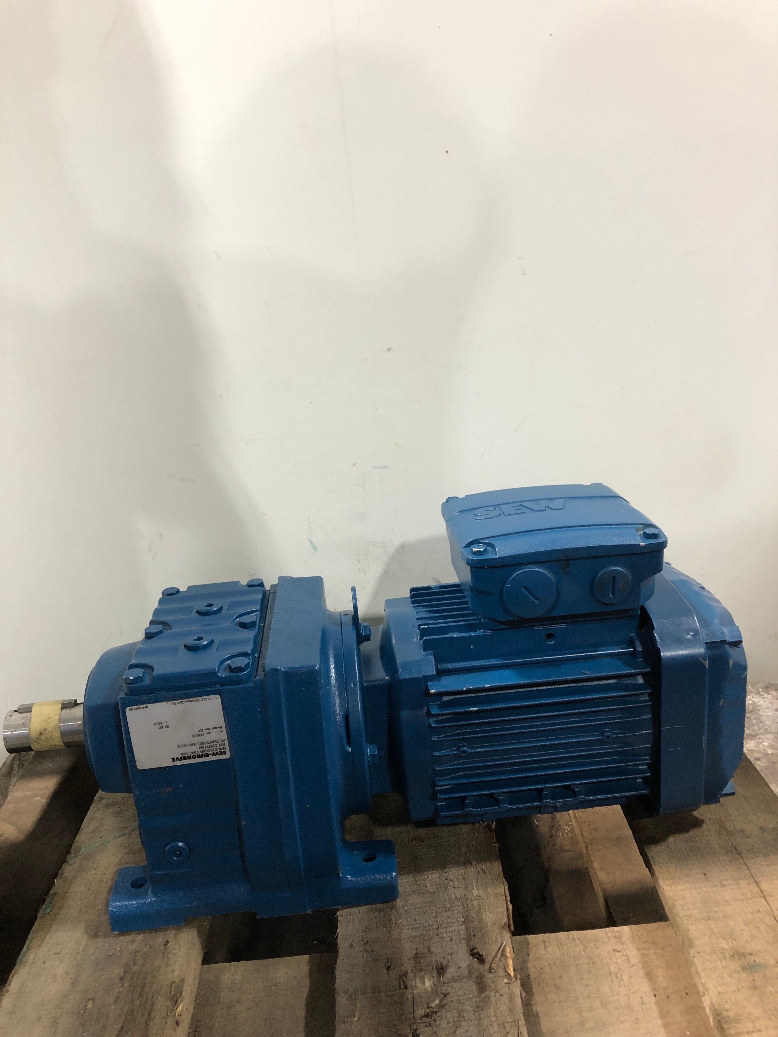 Sew Eurodrive R37DRN71M4 Gearmotor 0.50 HP 1415/1730 RPM 3PH 220/440V 1.83/1.05A