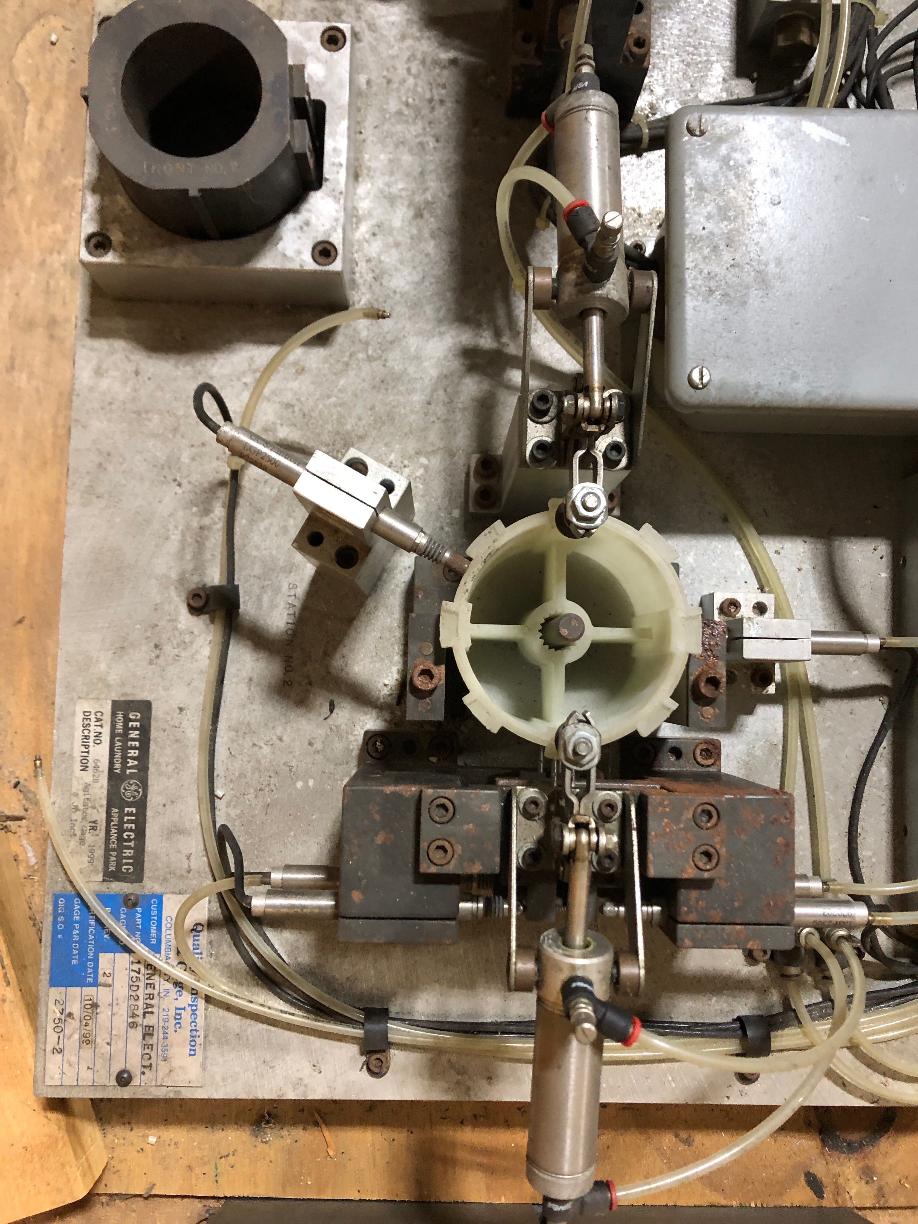 General Electric 64628 Agitator Gage 175D2846 with Monitor and Keyboard