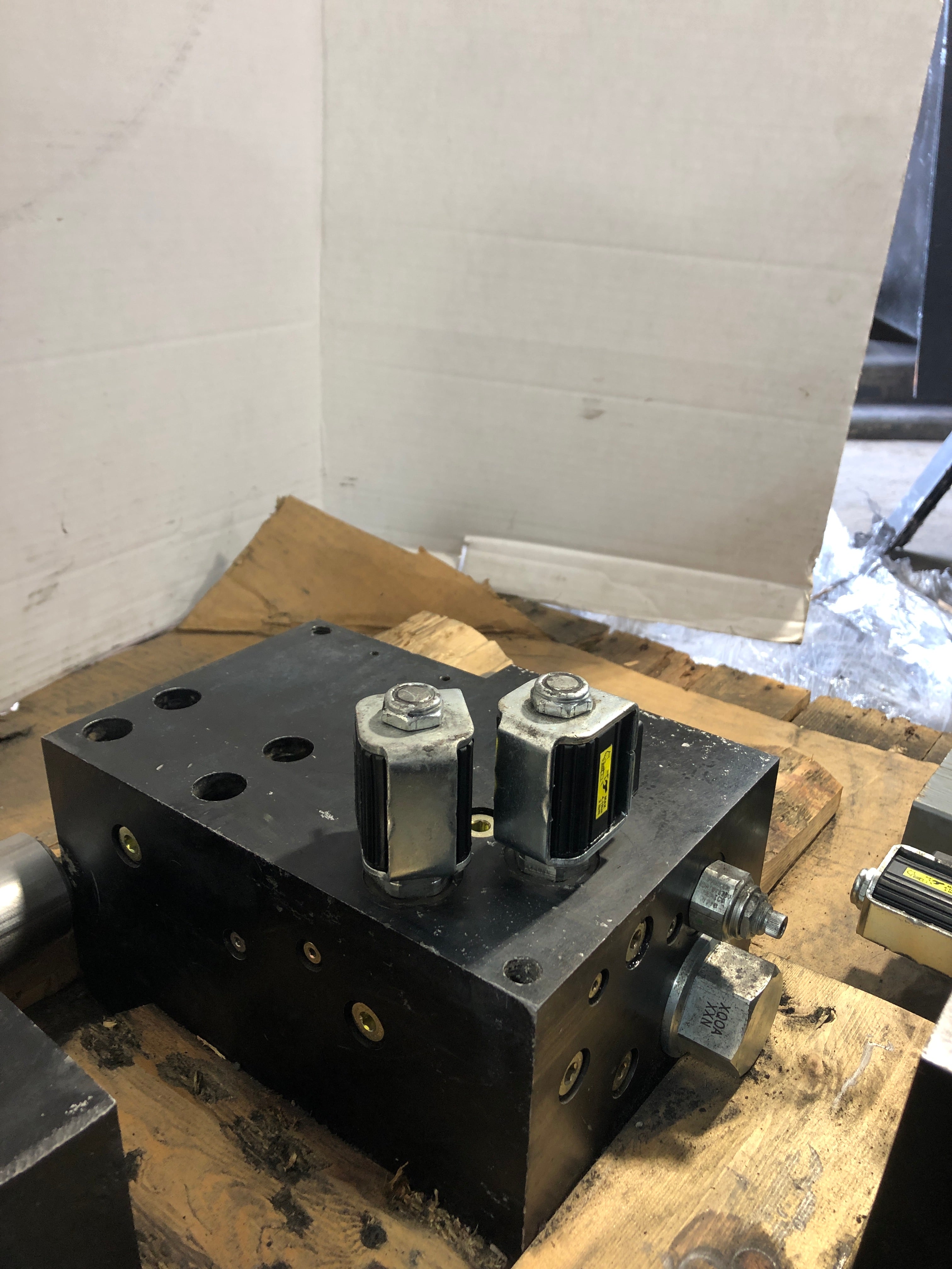 Parker C10C1E025CS12N10 Solenoid Valve Assembly with CAP 024D Coil