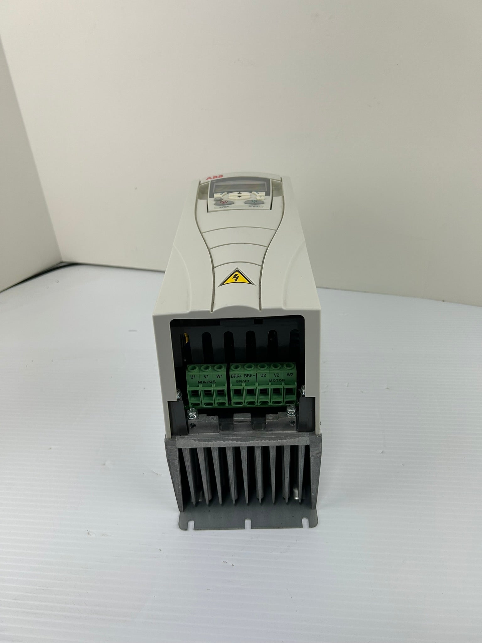 ABB ACS550-U1-08A8-4 VFD Variable Frequency Drive 5HP 480V 3PH AC Drive 4kW