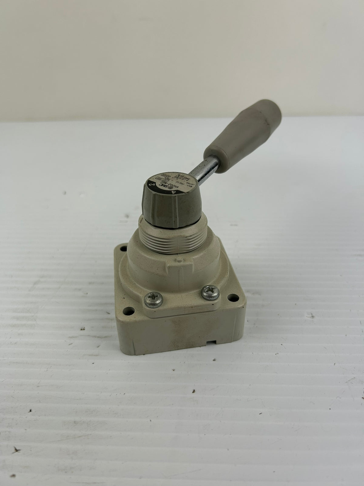 SMC VH202-N02 Manual Pneumatic Rotary Valve Hand Lever 4 Port