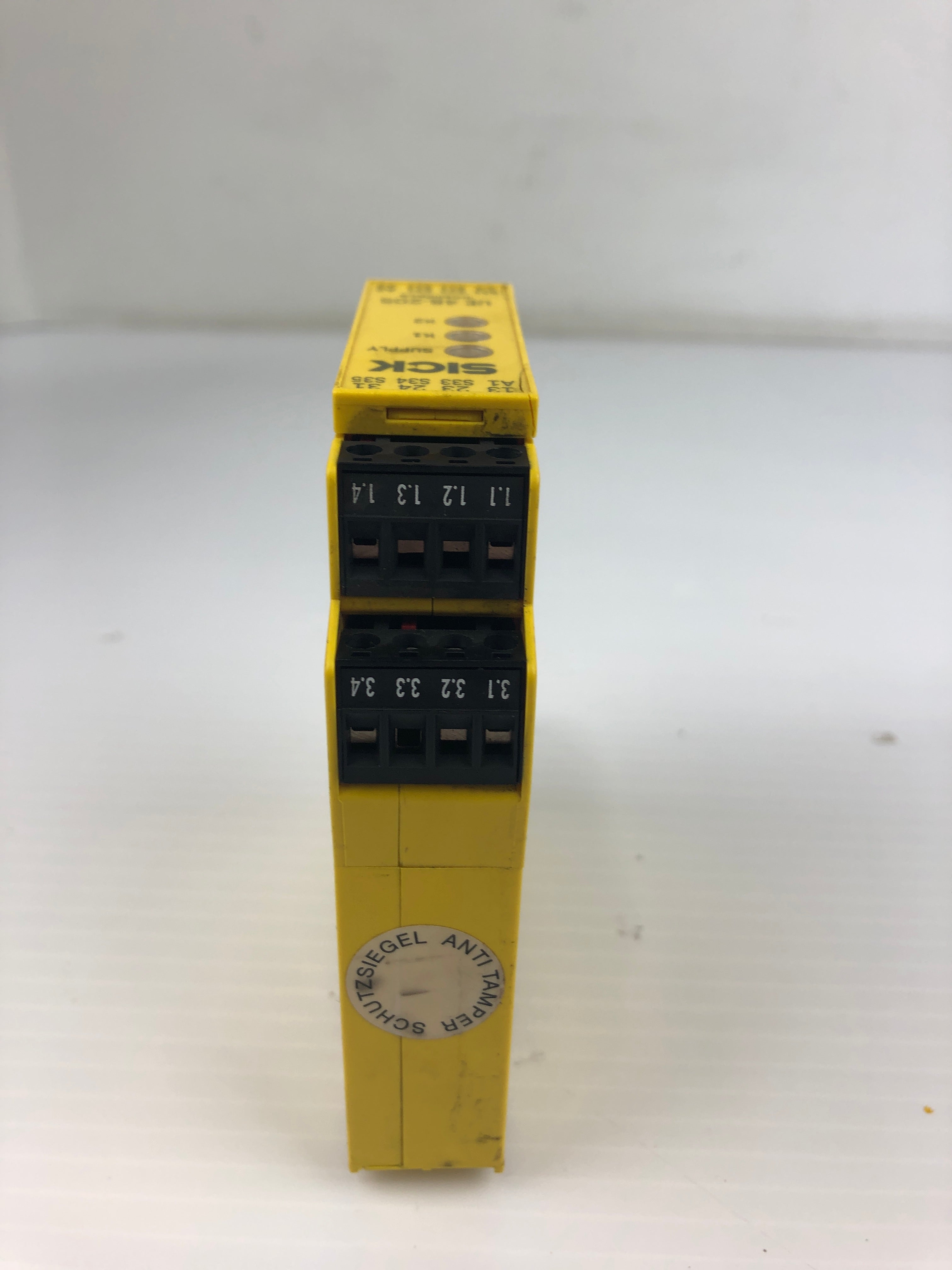 Sick UE 48-20S3D2 Safety Relay 24V 2,5W 4,6VA