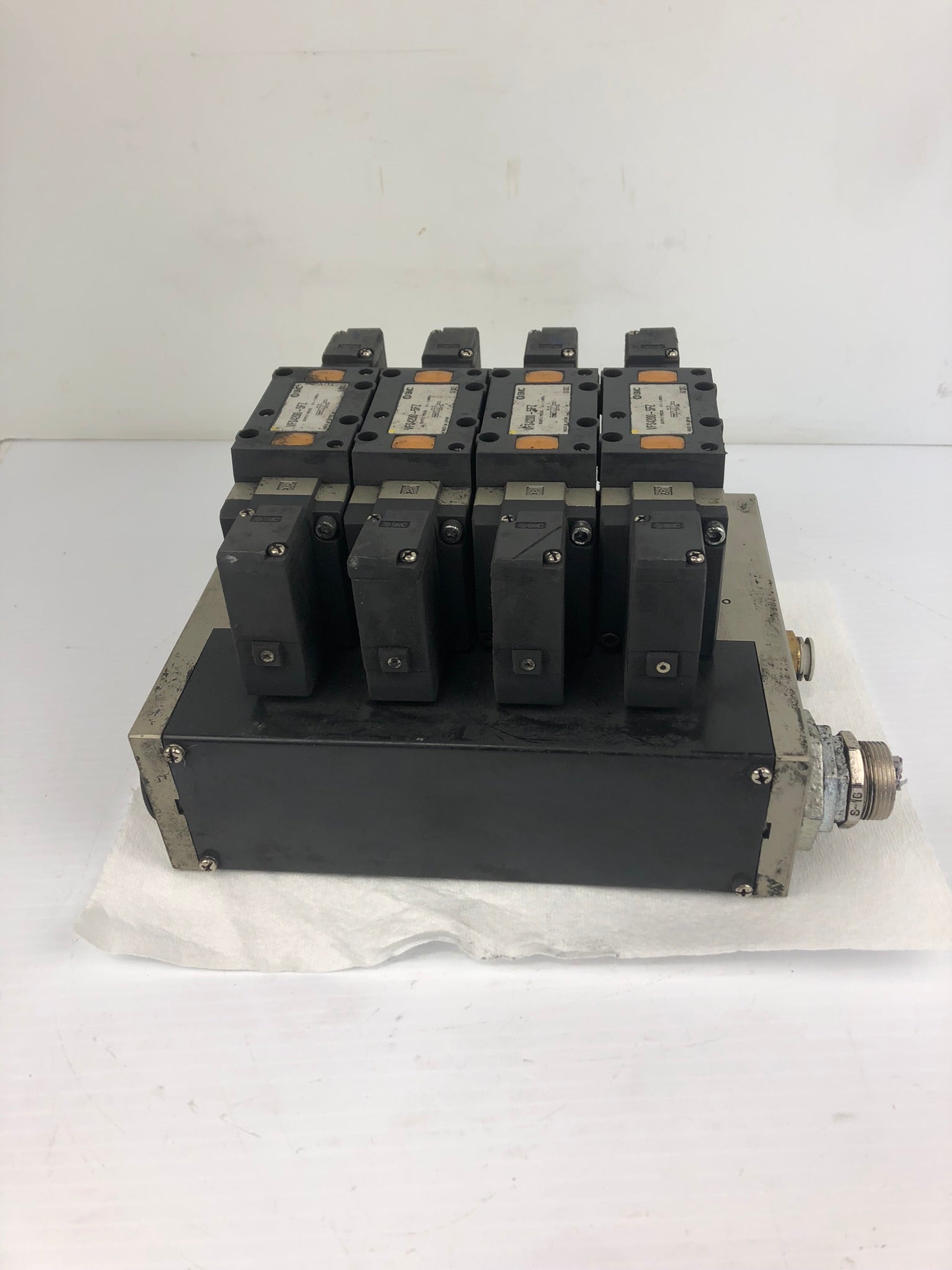 SMC VFS4200-5FZ Solenoid Valve with Base - 4 Valves