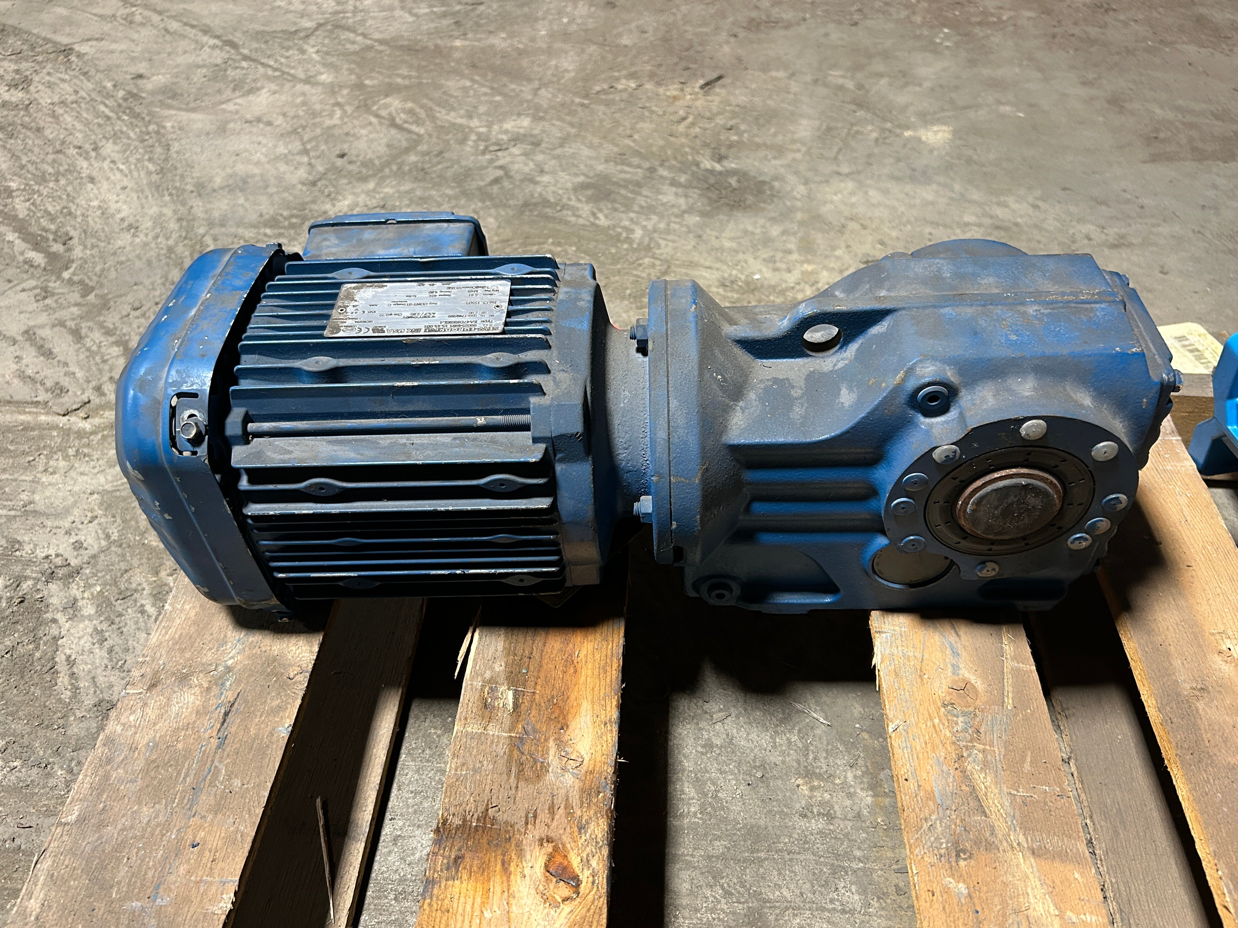 SEW Eurodrive KA47DRE90L4 Gearmotor 2HP 1740/299 RPM 5.81 Ratio 424 In-Lbs