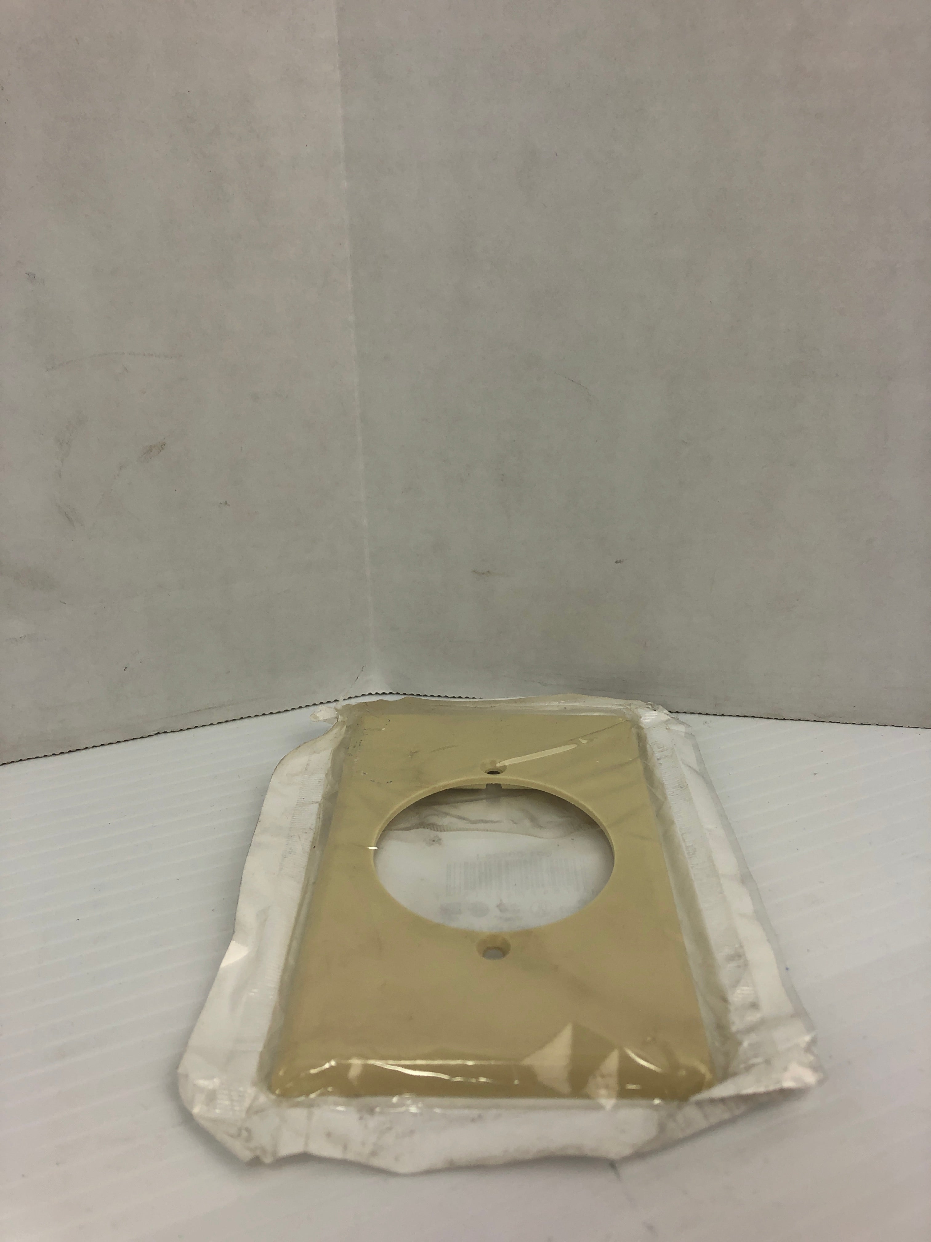 Leviton 80528-I Ivory Dryer Receptacle Wall Plate - Lot of 6