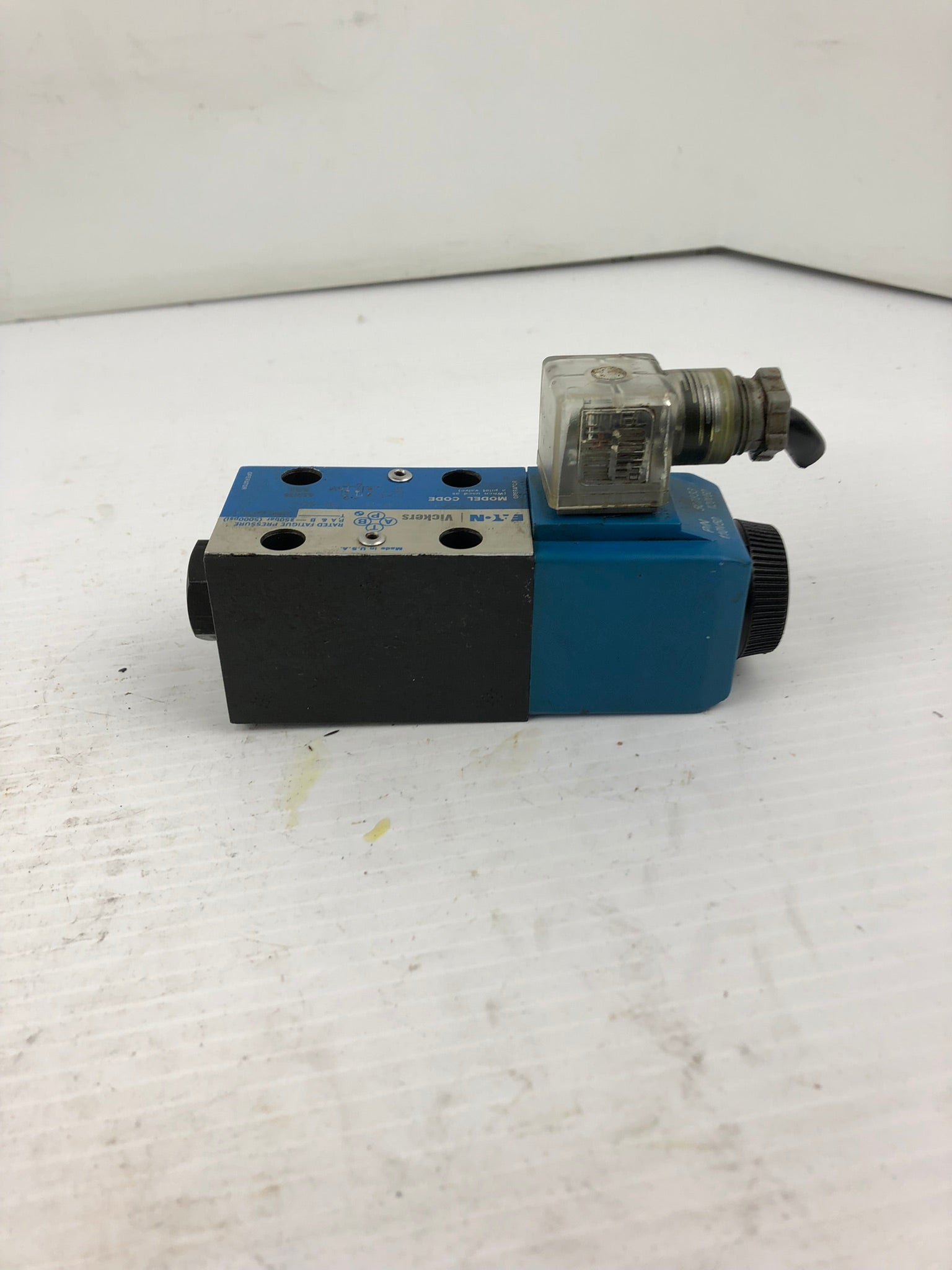 Eaton Vickers DG4V-3-0B-M-U-B6-60 Solenoid Hydraulic Valve