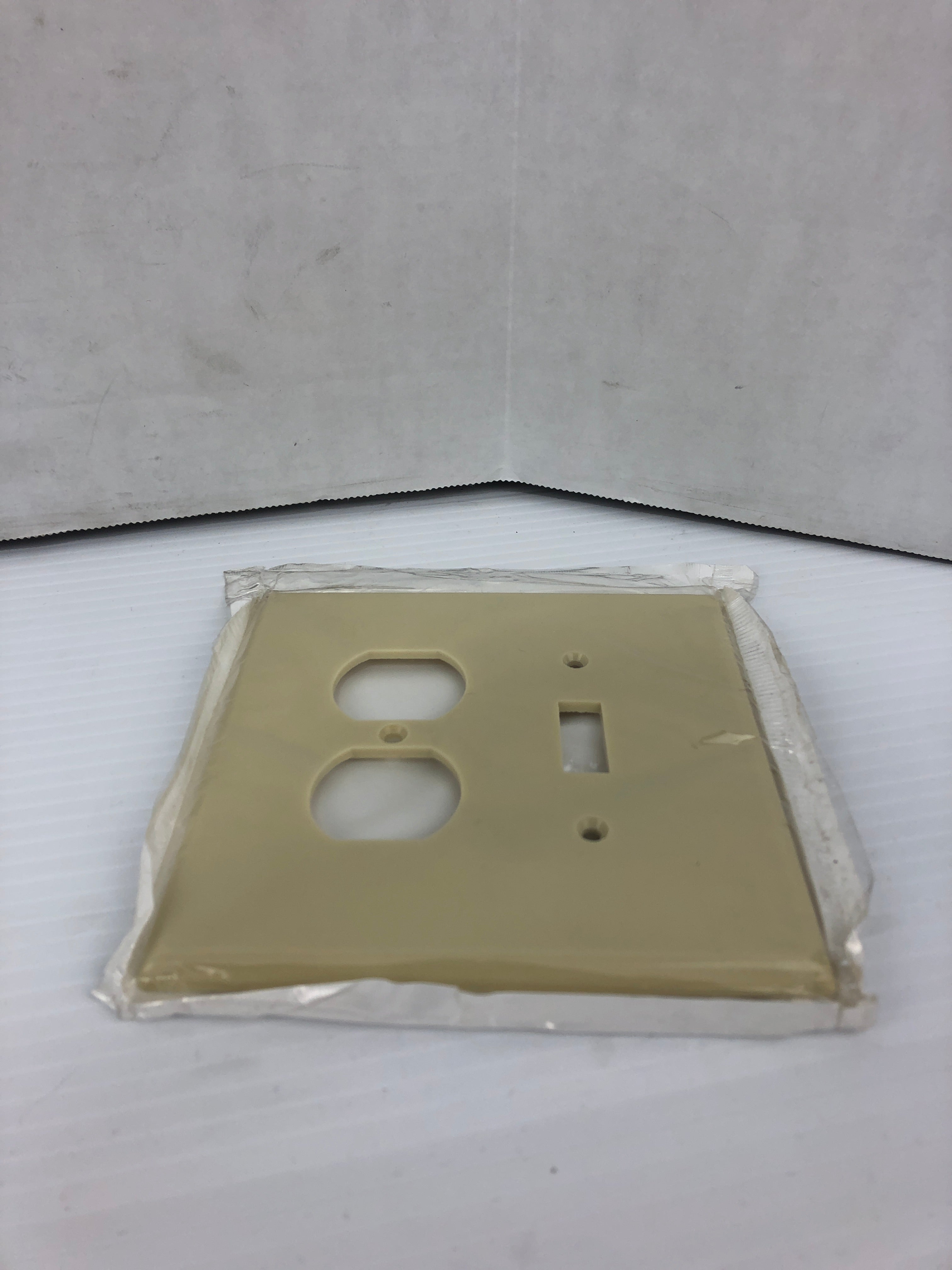 Leviton 86105 Ivory 2 Gang Wall Plate Single Toggle/Duplex Oversized - Lot of 25